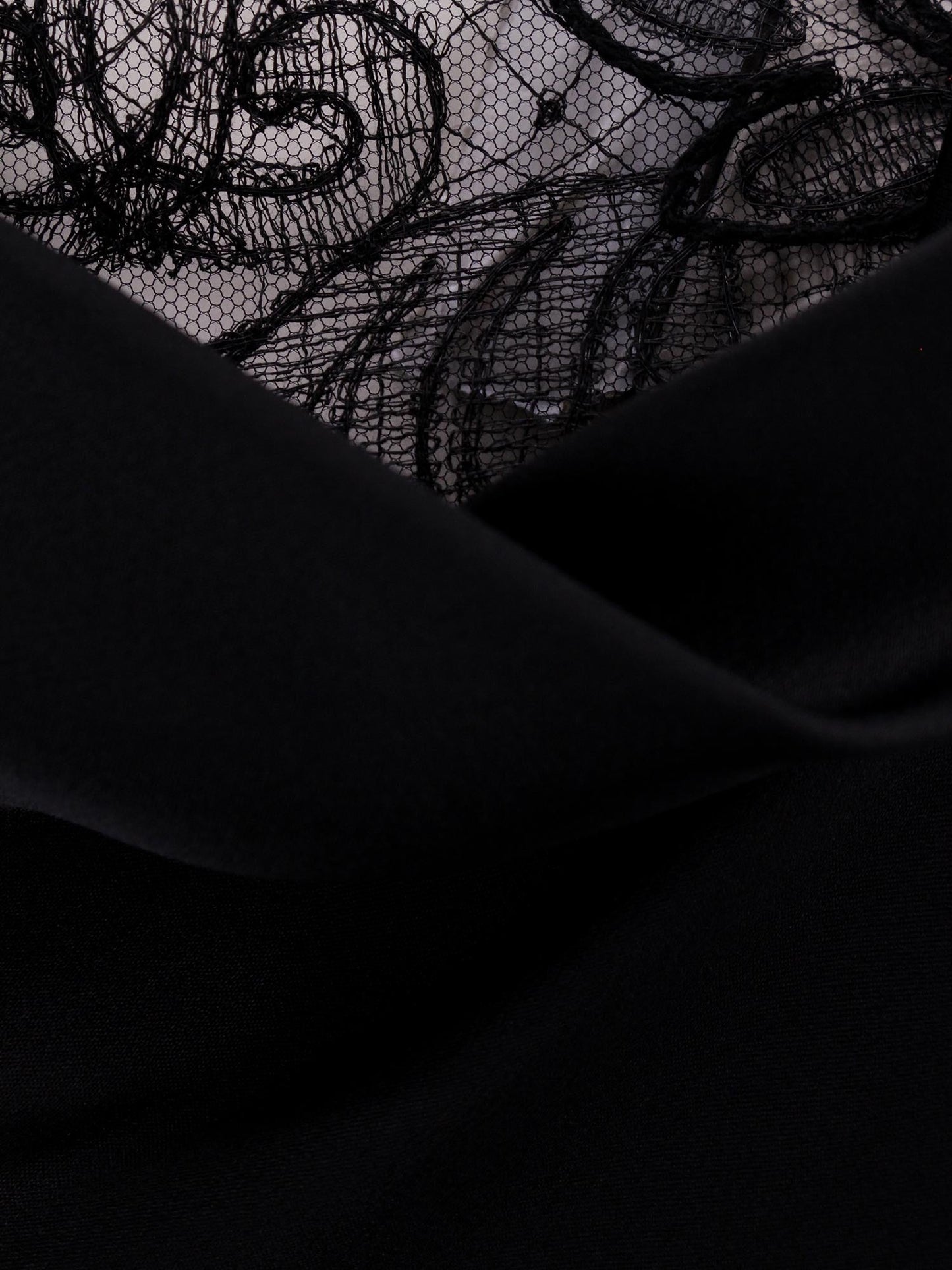 Abito in satin con profilo in pizzo