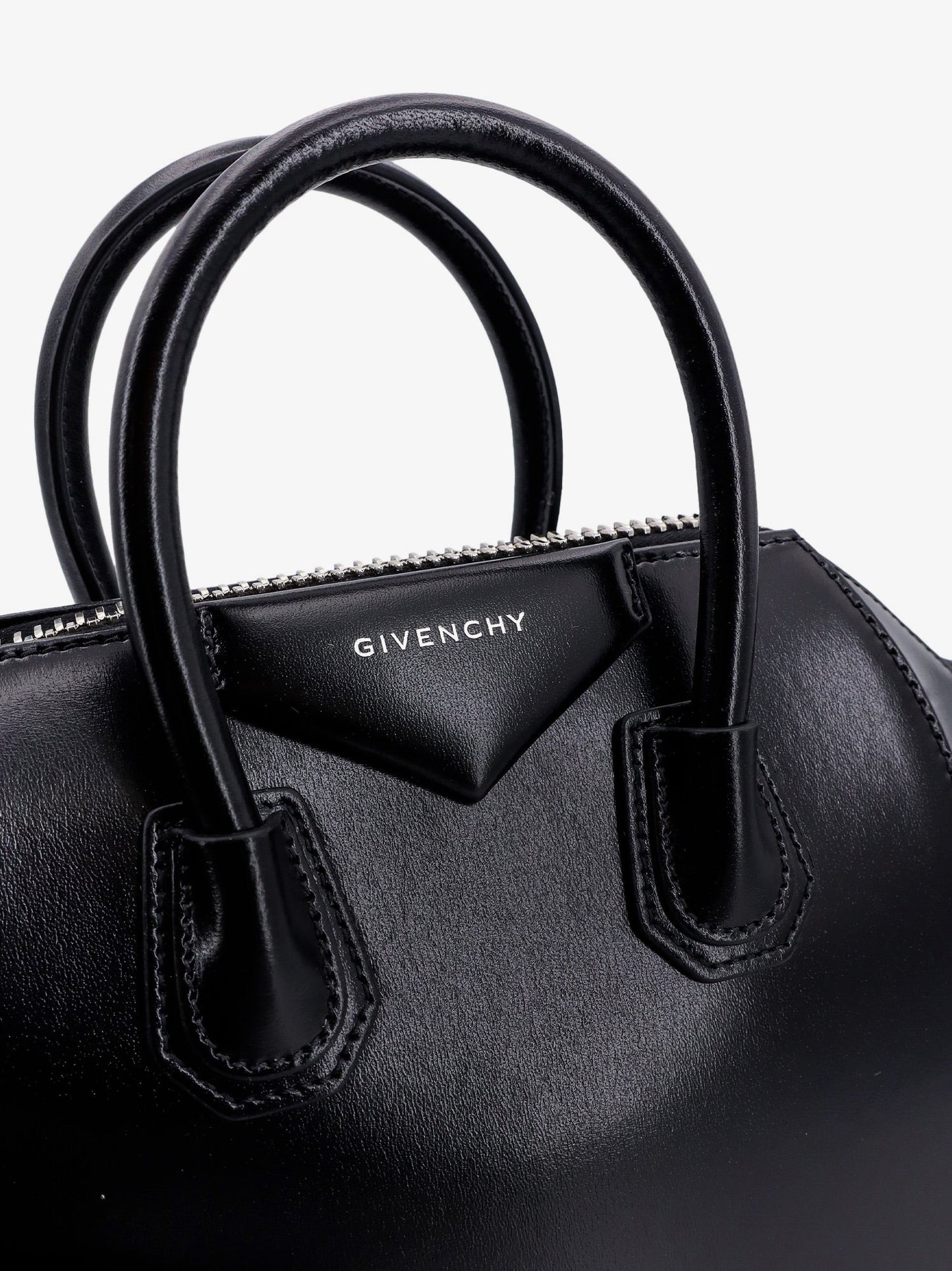 Leather handbag with logo on the front