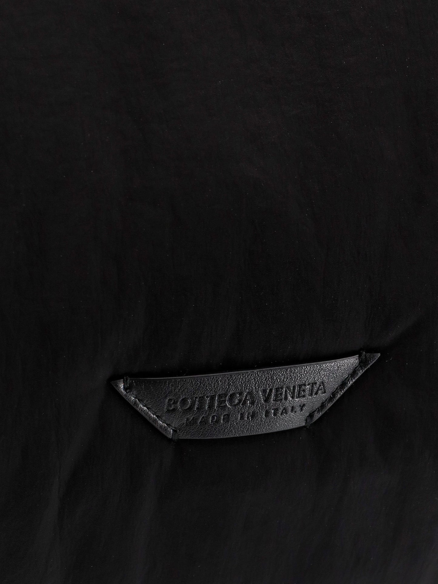 Borsa a spalla in nylon imbottito con patch logo