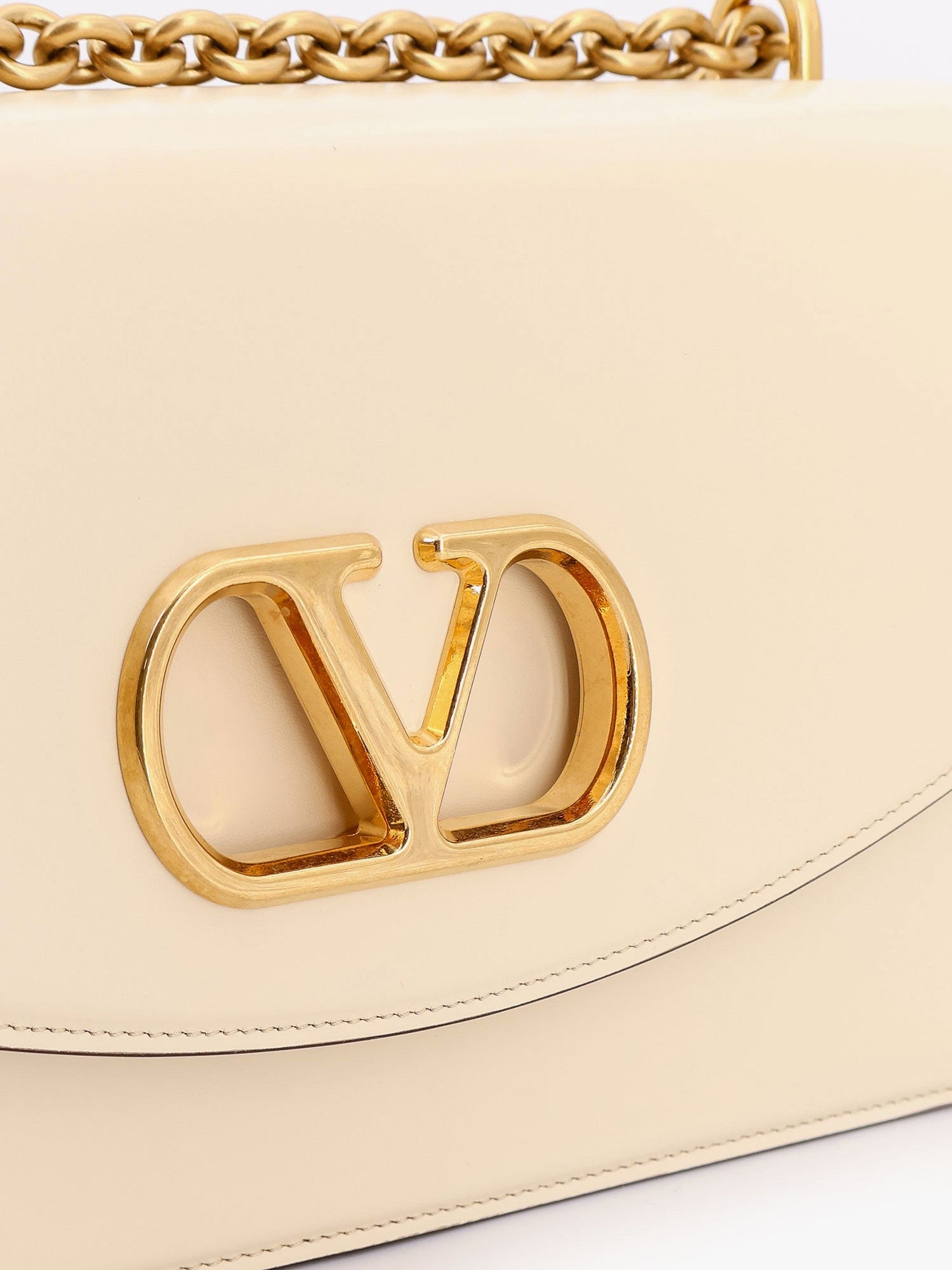 Vain leather shoulder bag with vlogo signature detail