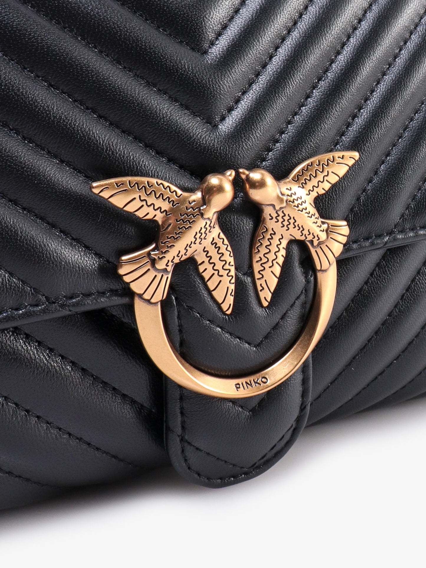 Love lady matelassã© leather handbag with love birds buckle