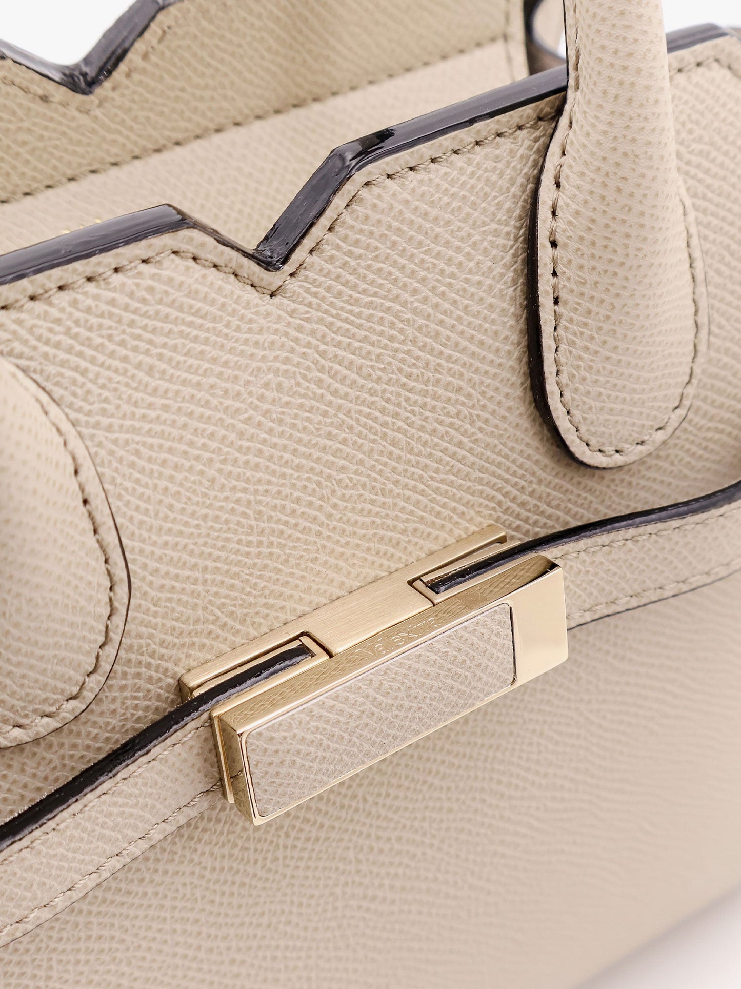 Leather handbag with frontal walker and strap