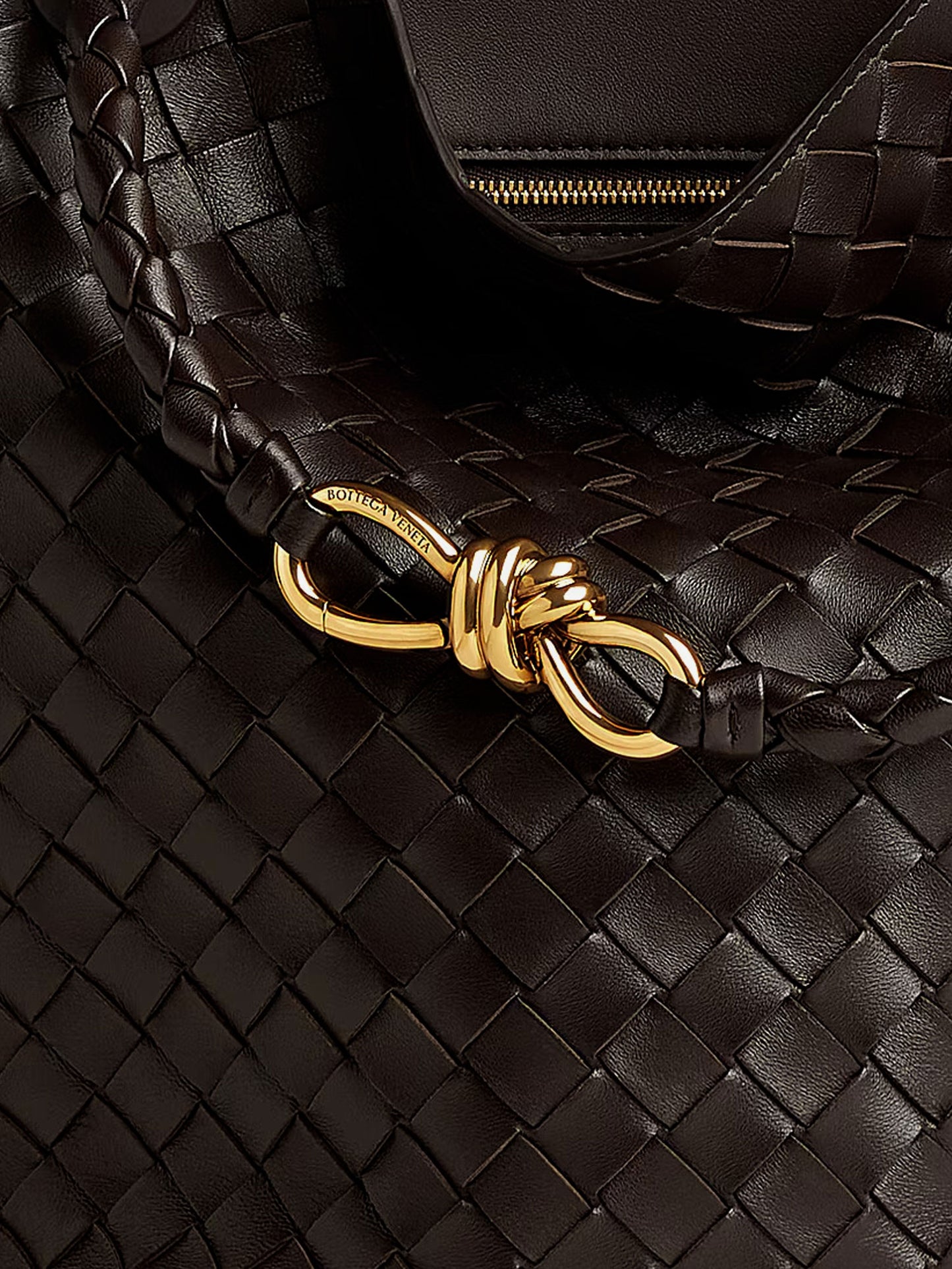 Andiamo Bucket leather crossbody bag with Intrecciato Pattern