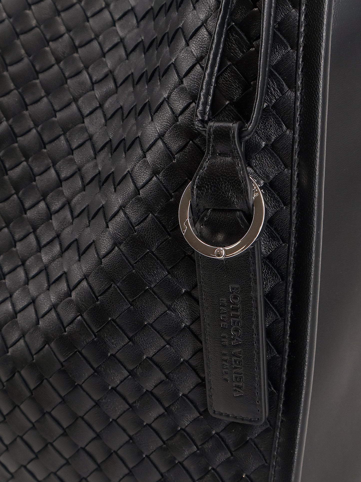 Corriere leather shoulder bag with Intrecciato pattern