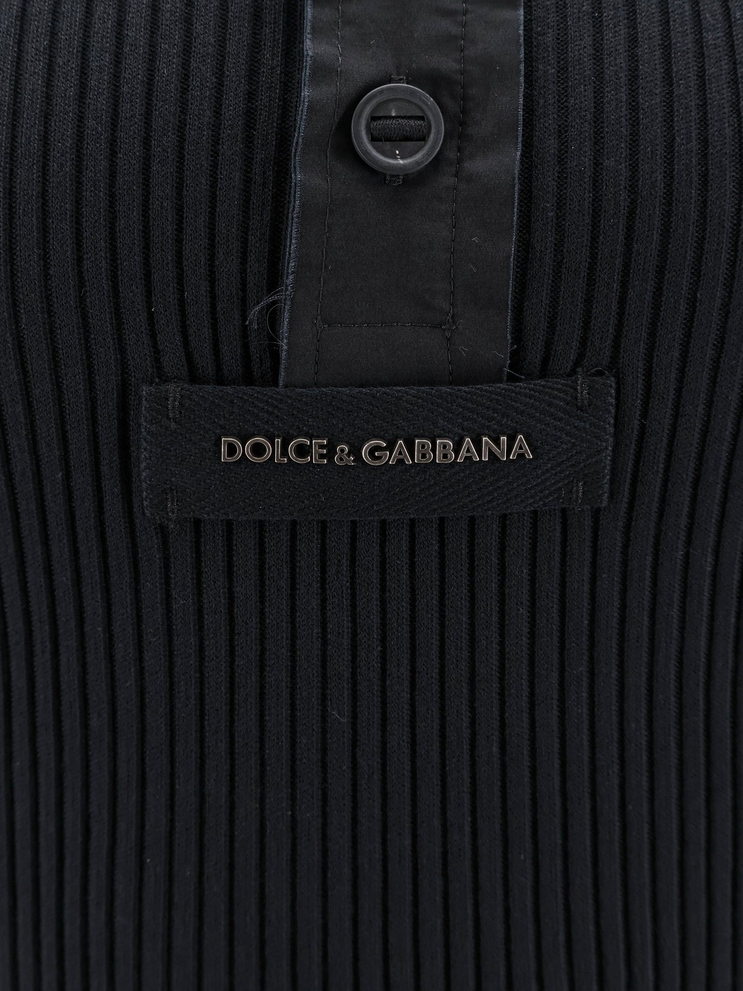 Ribbed cotton sweater with metal logo on the front