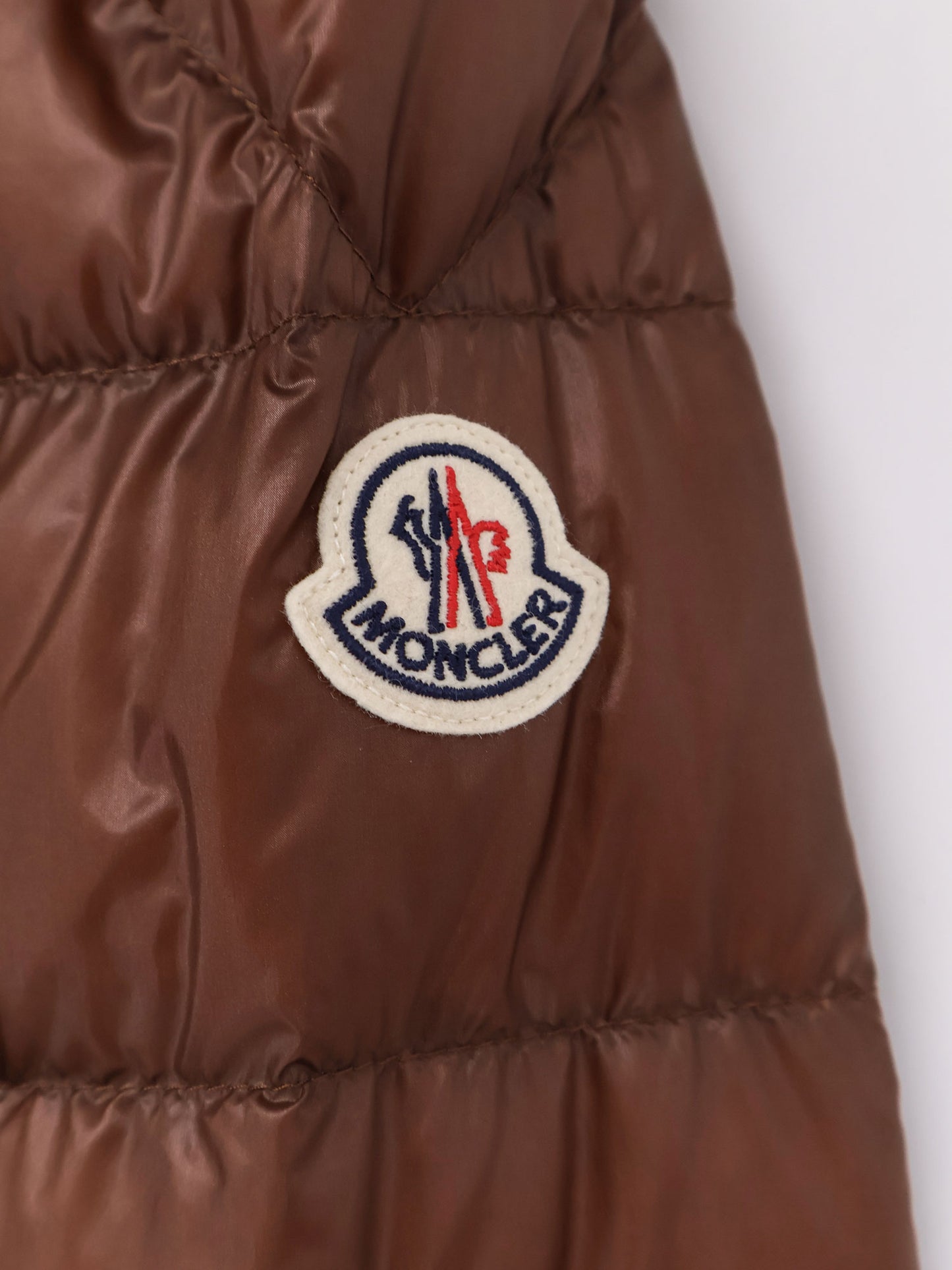 Selves down jacket with iconic patch