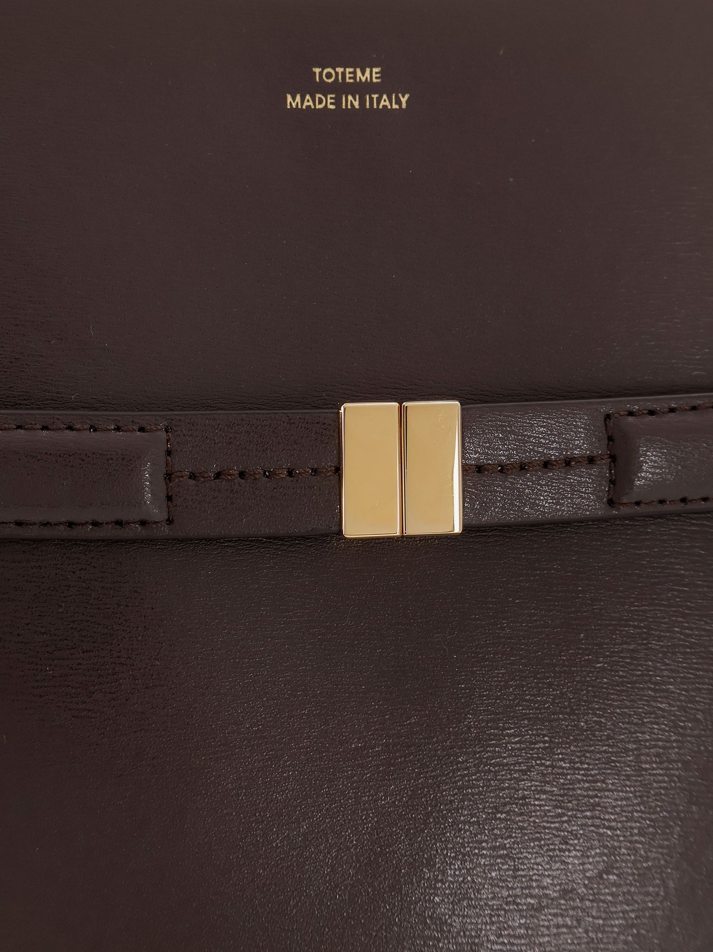 Leather bucket bag with strap on the front