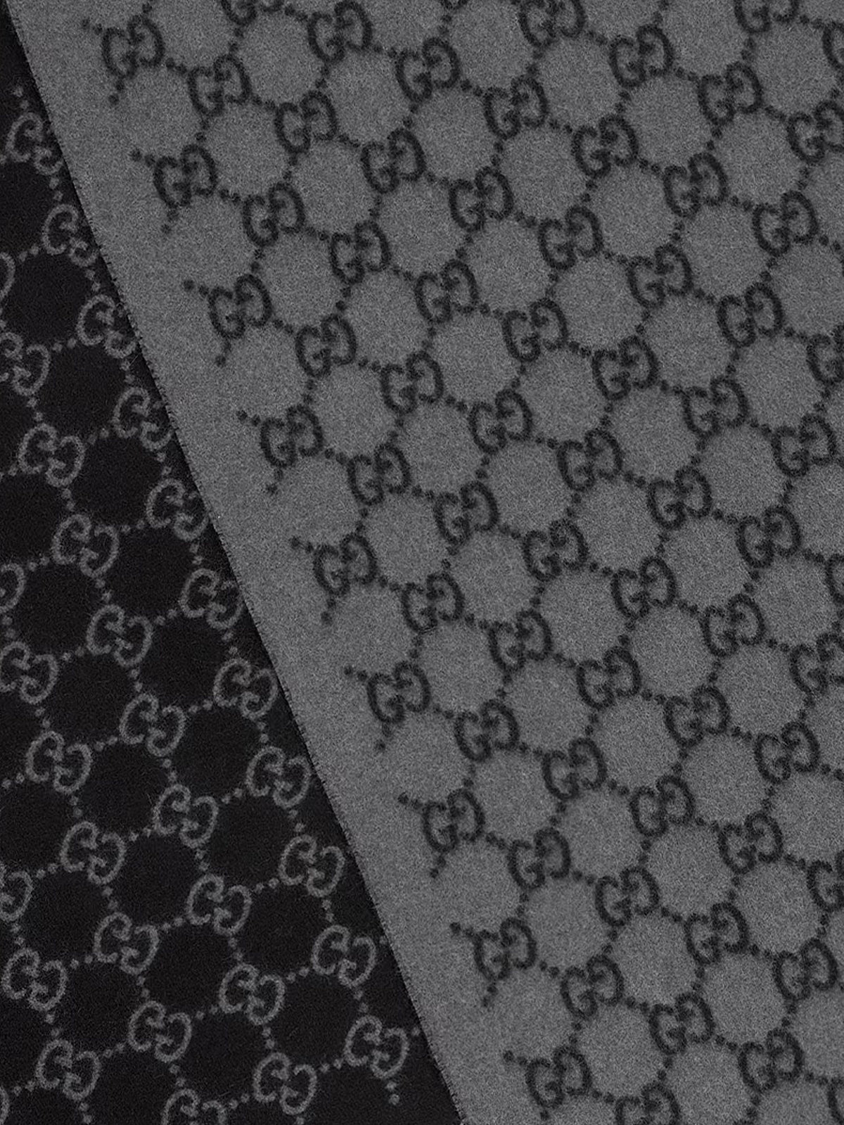 Sciarpa realizzata in jacquard di cashmere GG e impreziosita da finiture con frange.