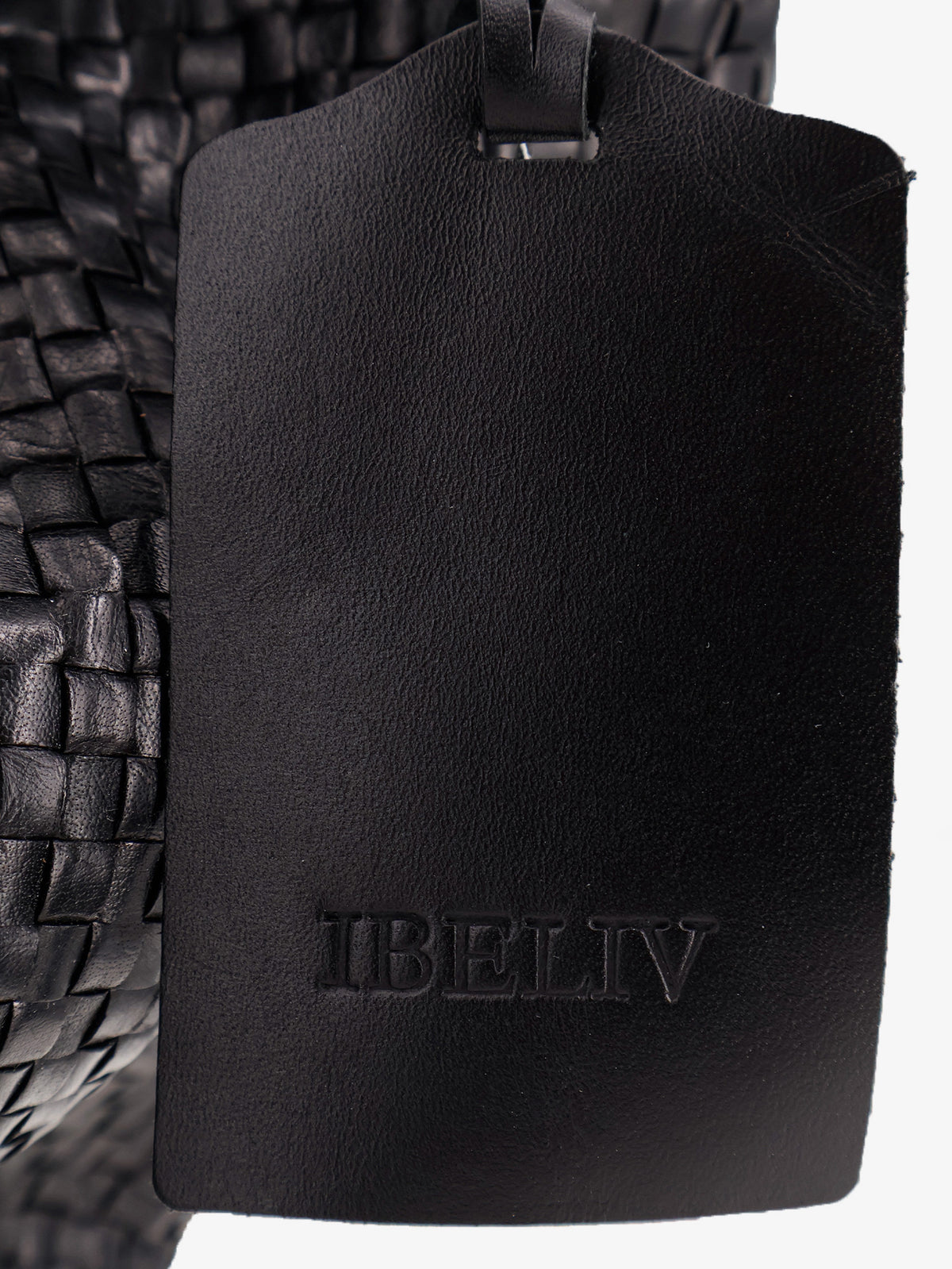 Clip vegetable leather shoulder bag with woven pattern
