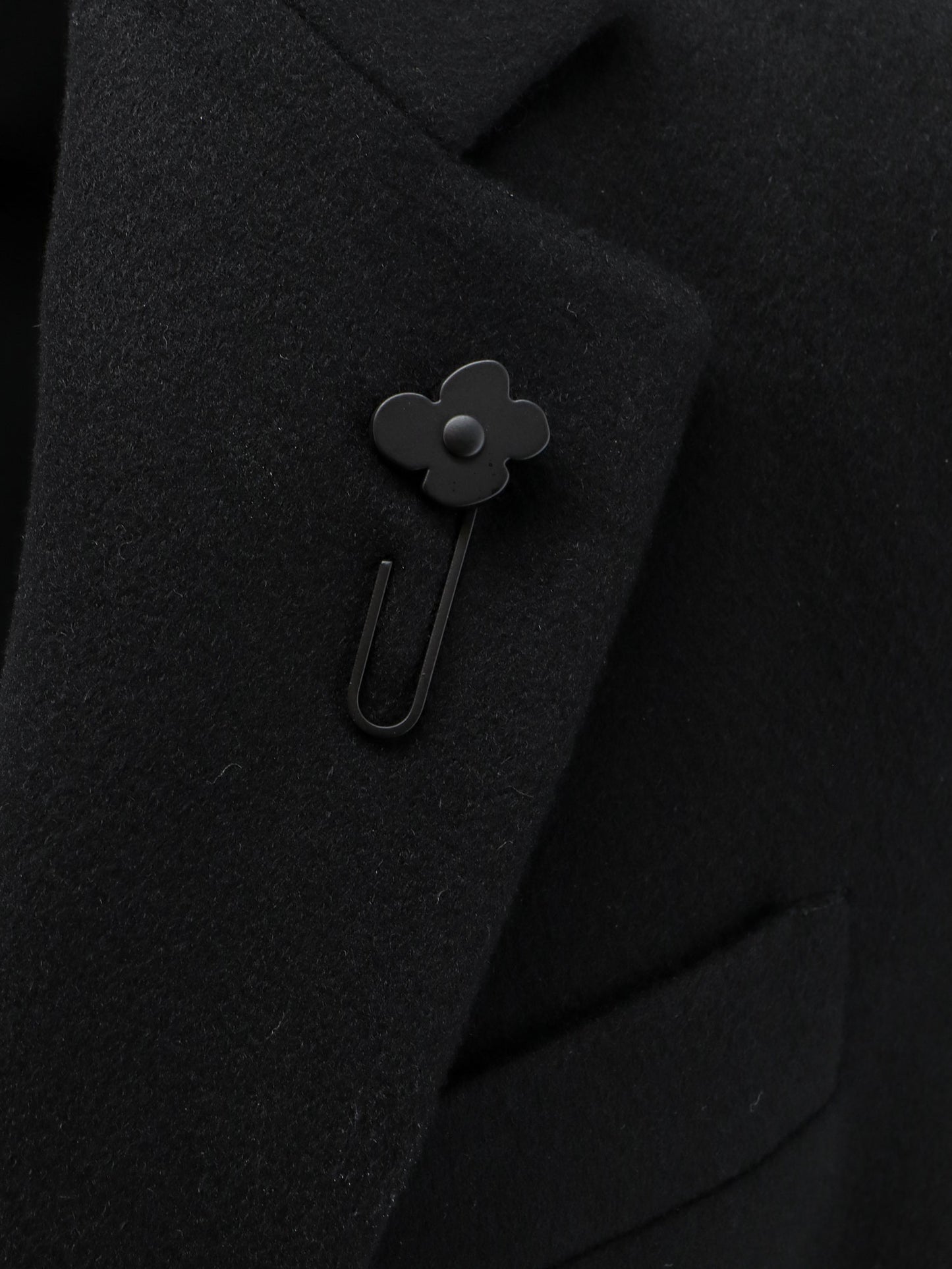 Single-breasted coat with iconic brooch