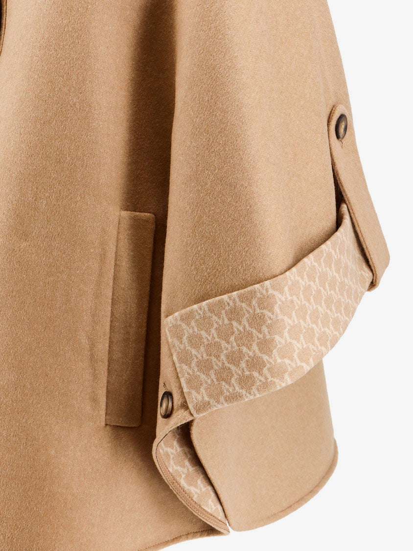 Virgin wool and cashmere cape wih pockets on the front