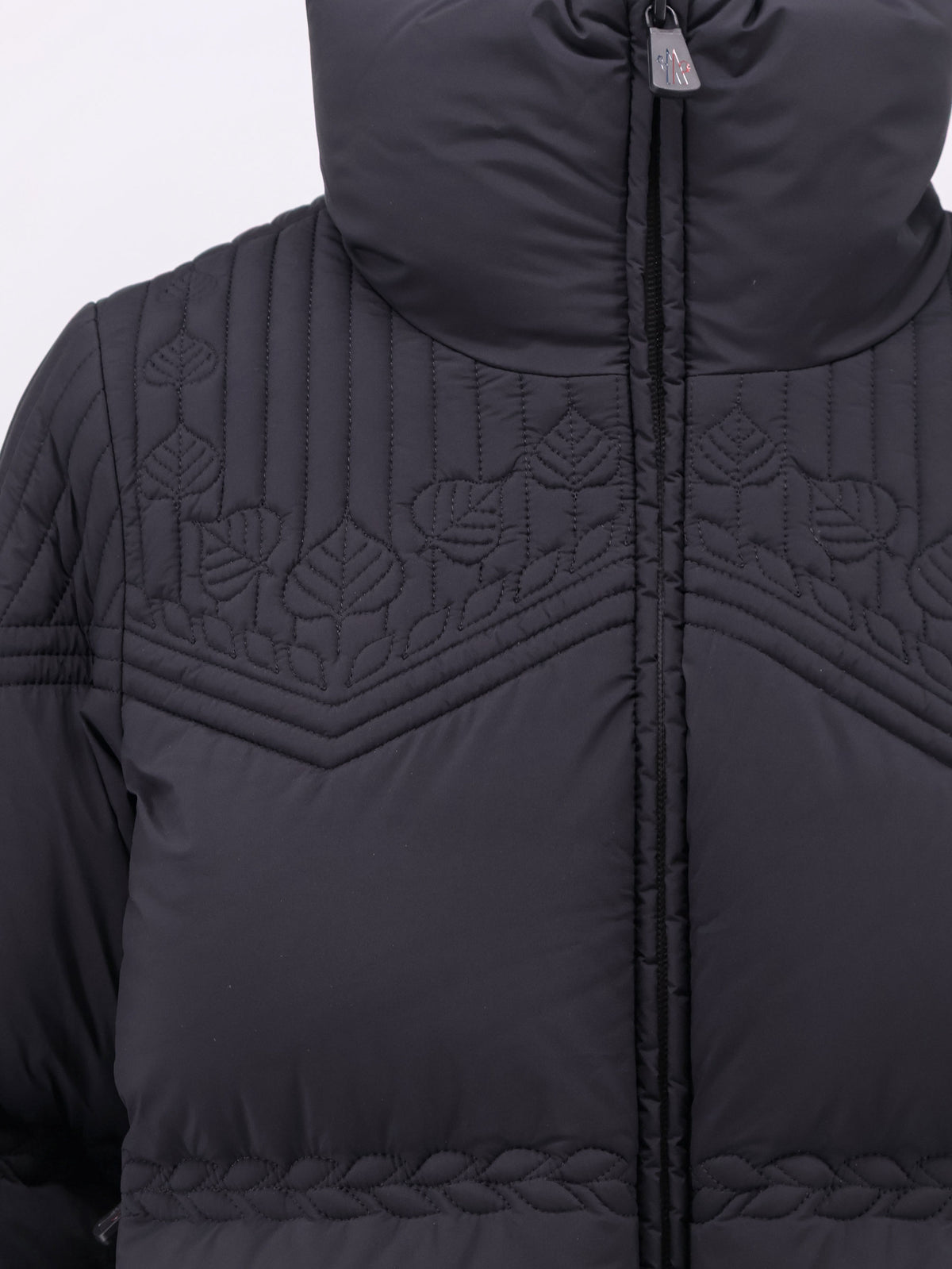 Down jacket with hood and emboridery