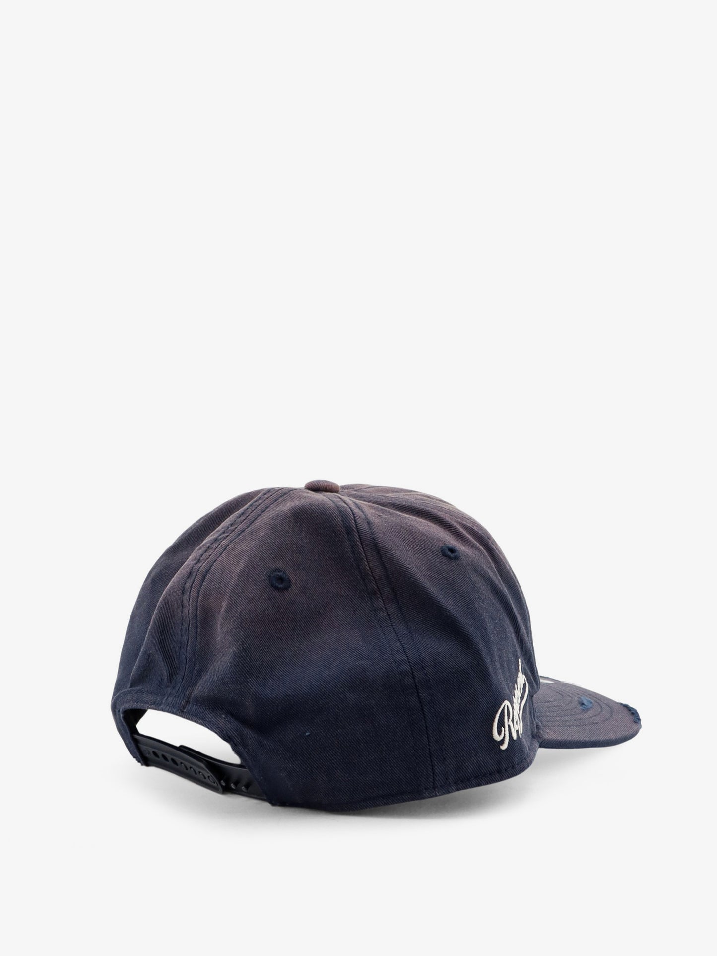 Cotton hat with embroidered logo on the front