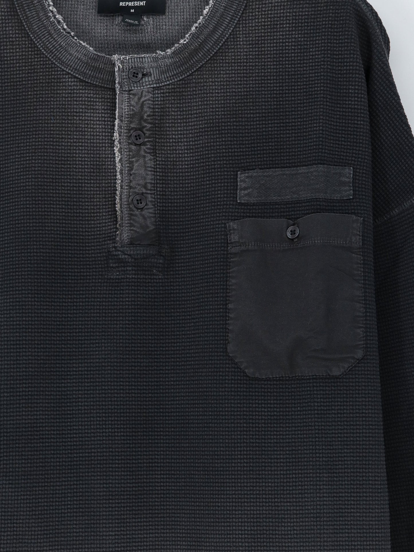 T-shirt Henley in contone con effetto washed-out