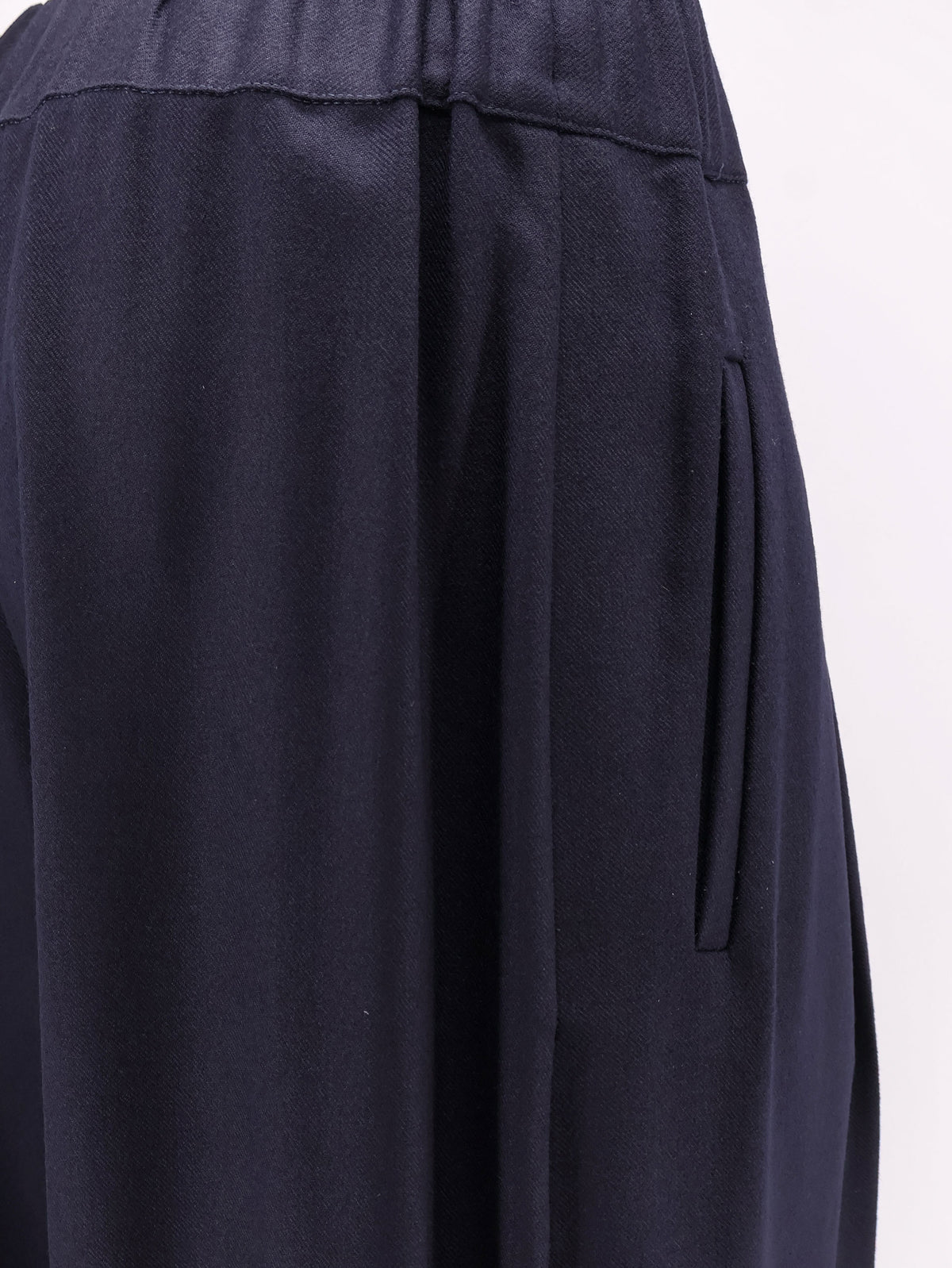 Wool trousers with elastic waistband