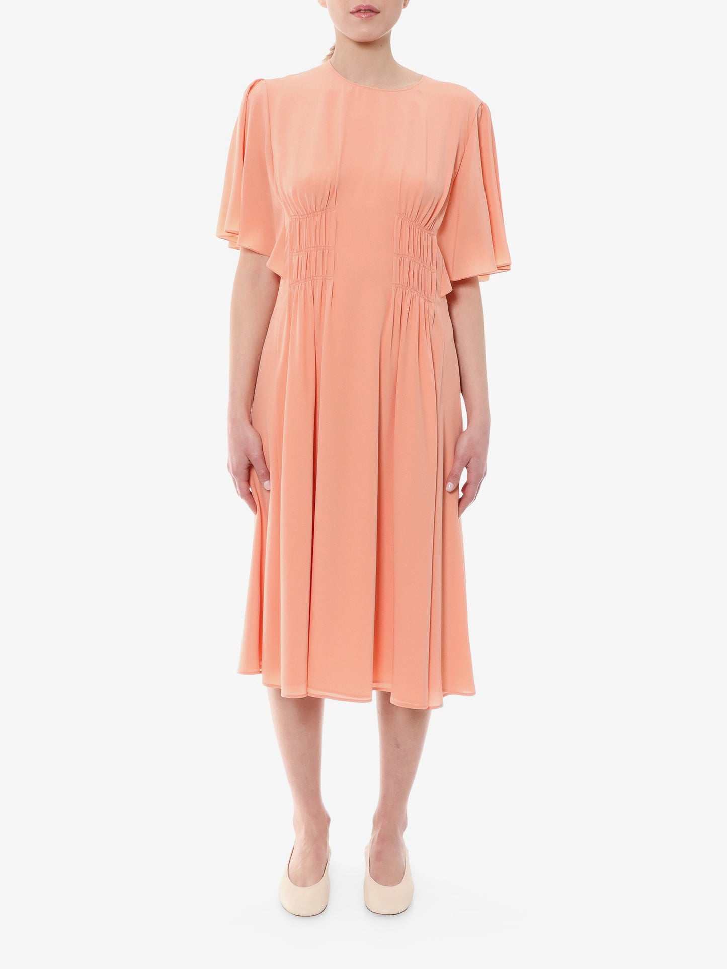 Abito in seta con drappeggio frontale