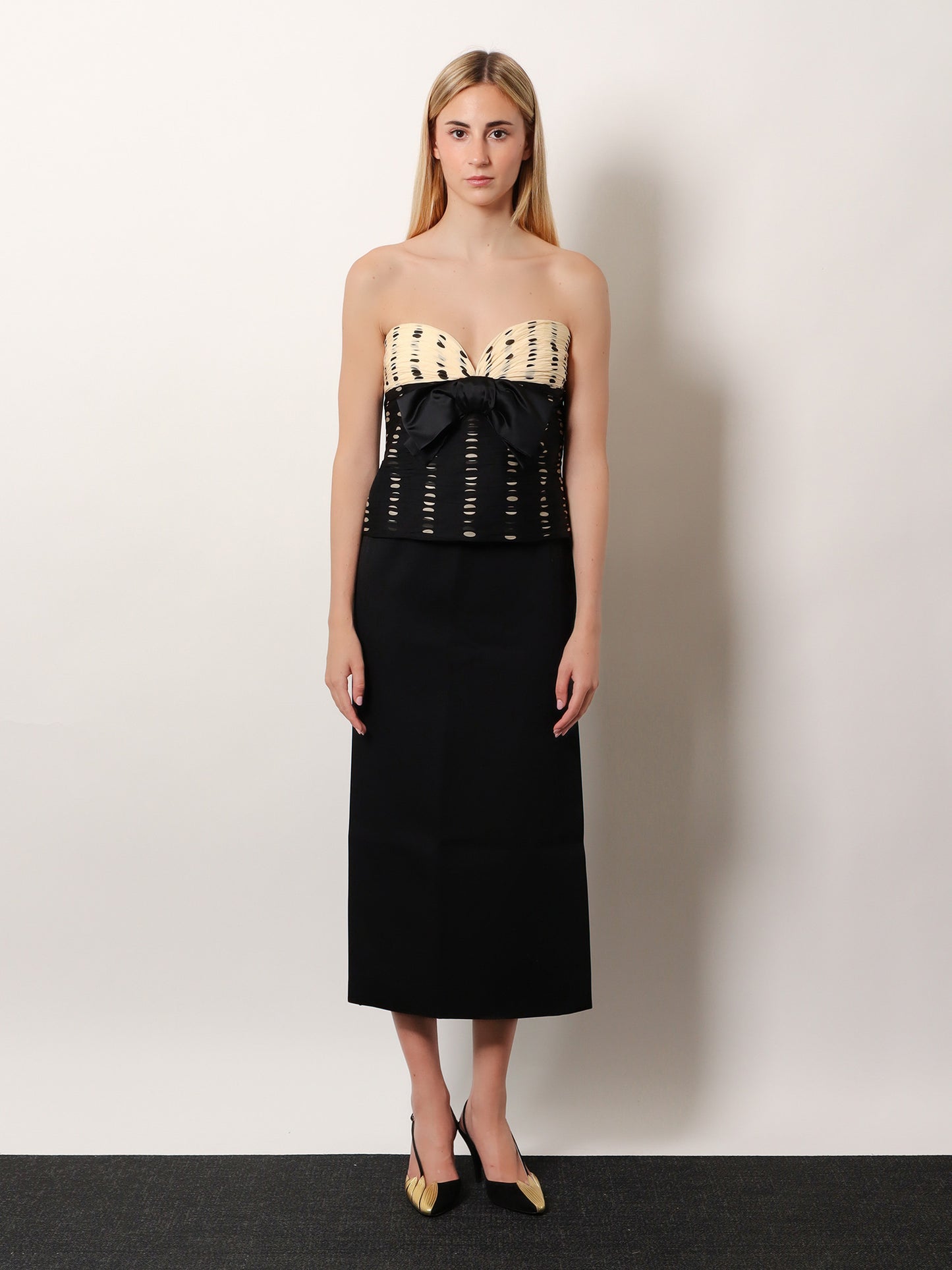 Virgin wool longuette skirt with slits and silk lining