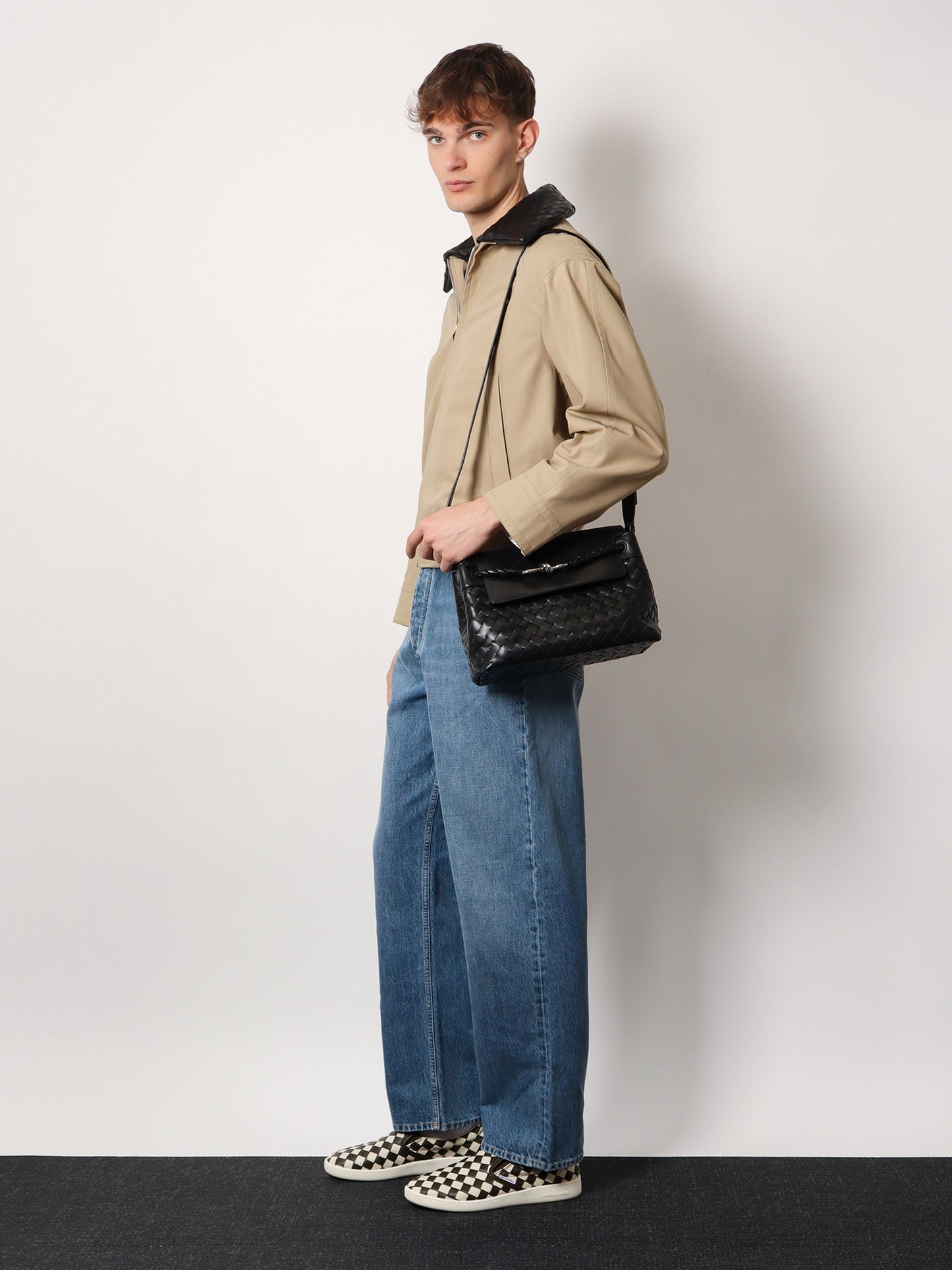 Andiamo messenger leather bag with Intrecciato motif