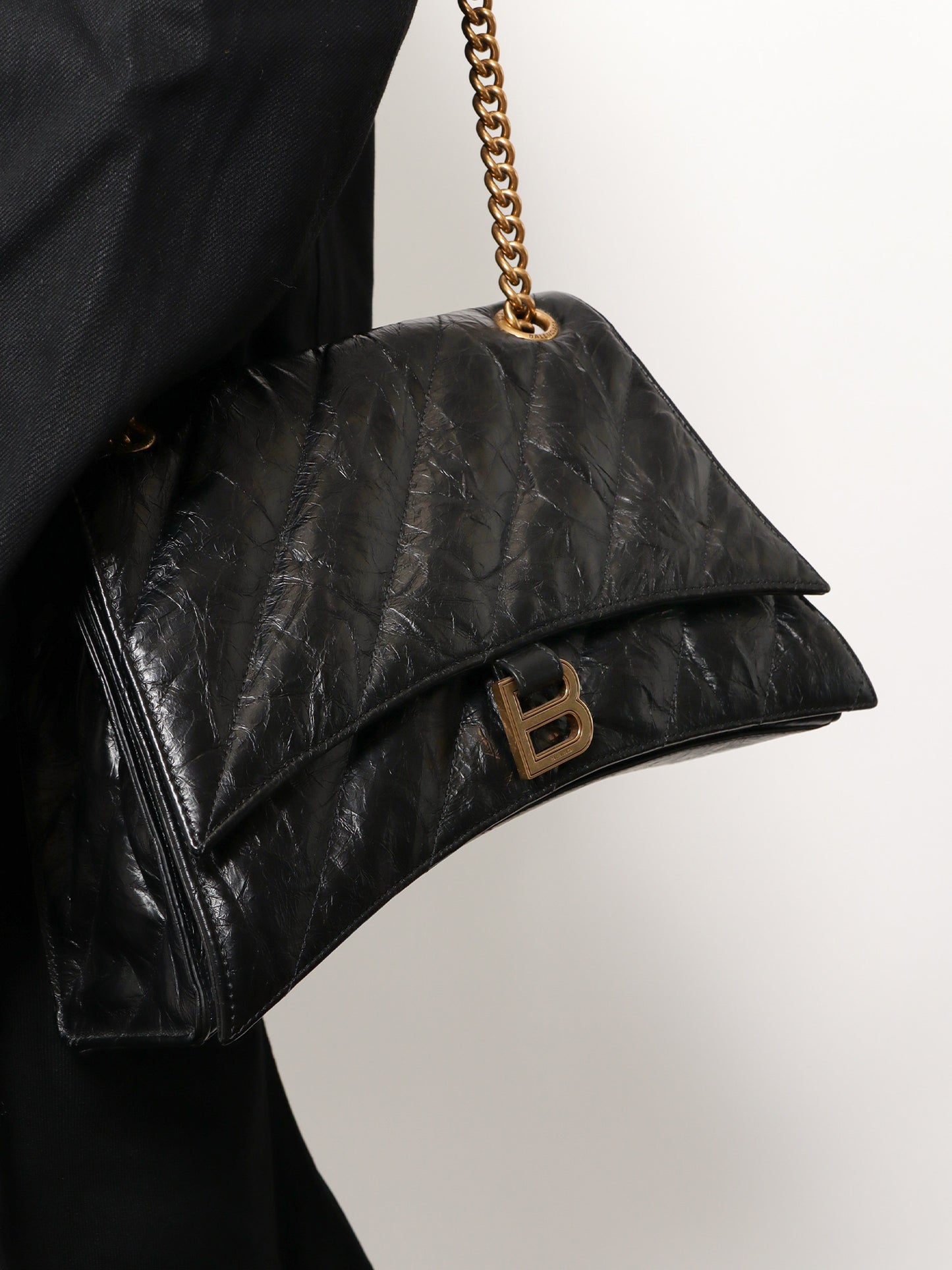 Matelassé leather shoulder bag with frontal monogram