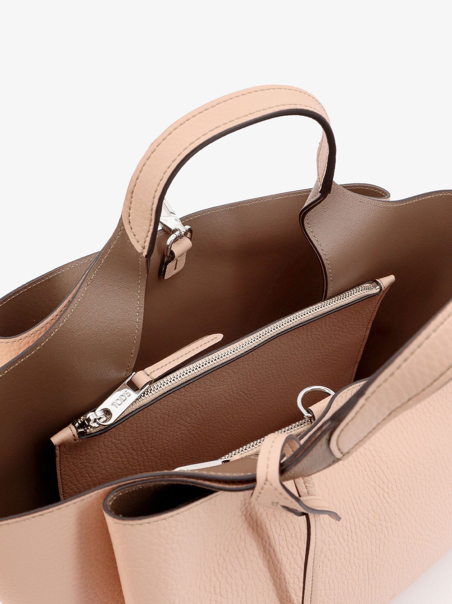 Leather handbag with t timeless detail