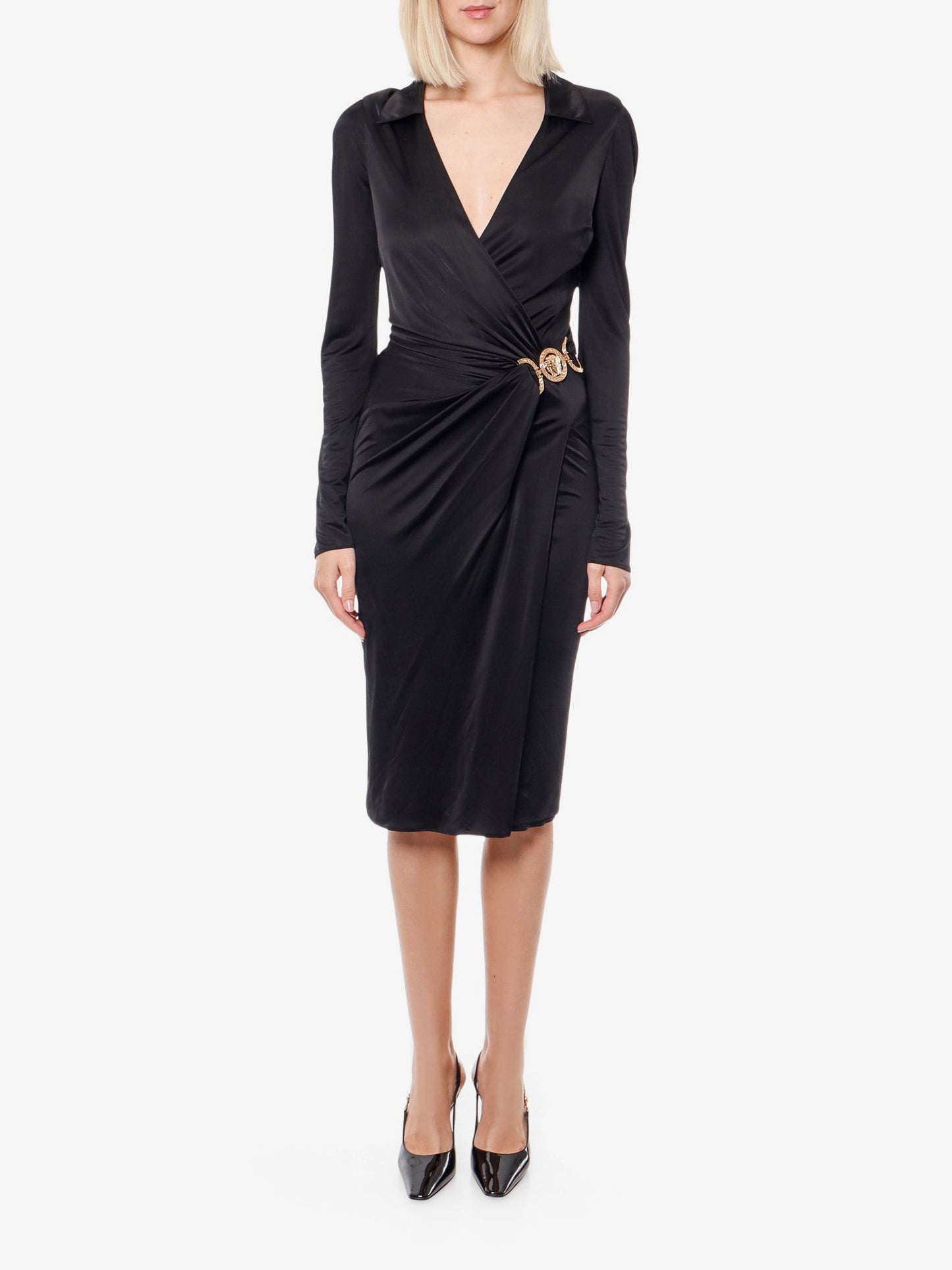 Abito in satin con safety pin