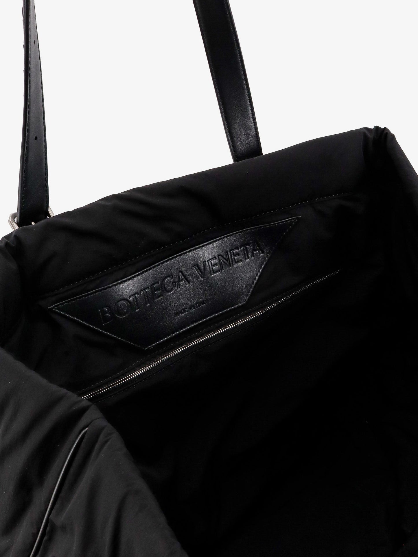 Borsa a spalla in nylon imbottito con patch logo