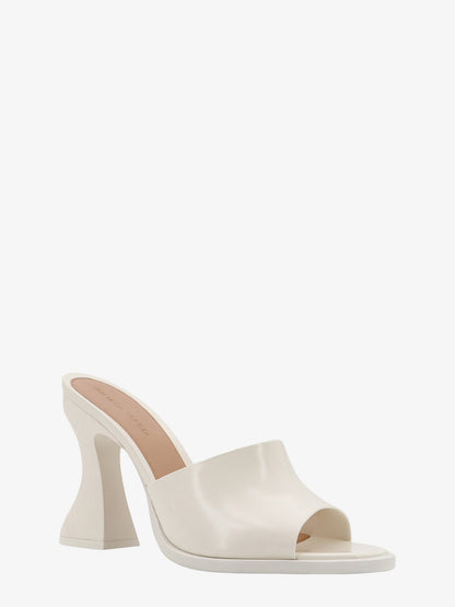 Sandali in pelle verniciata thumbnail