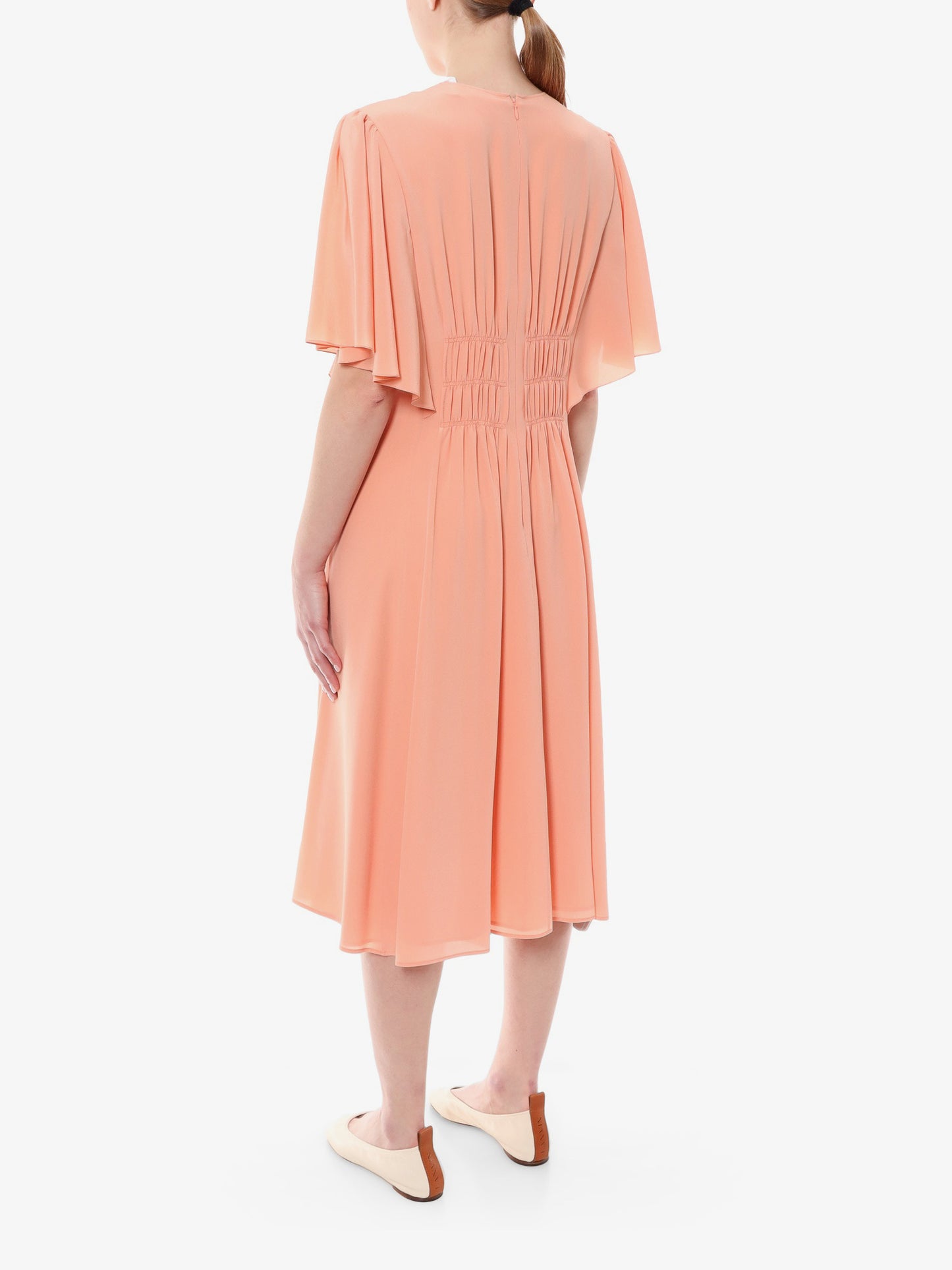 Abito in seta con drappeggio frontale