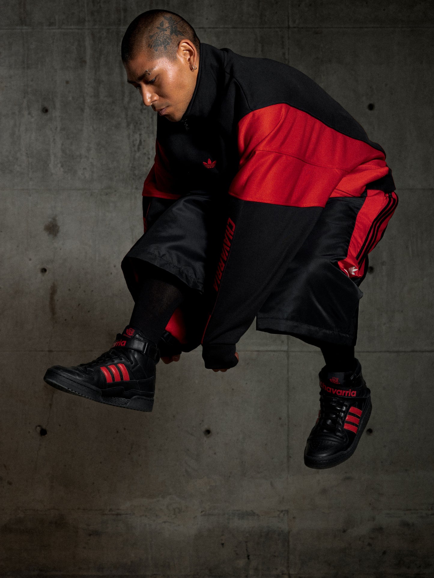 Leather sneakers with iconic logo on the side