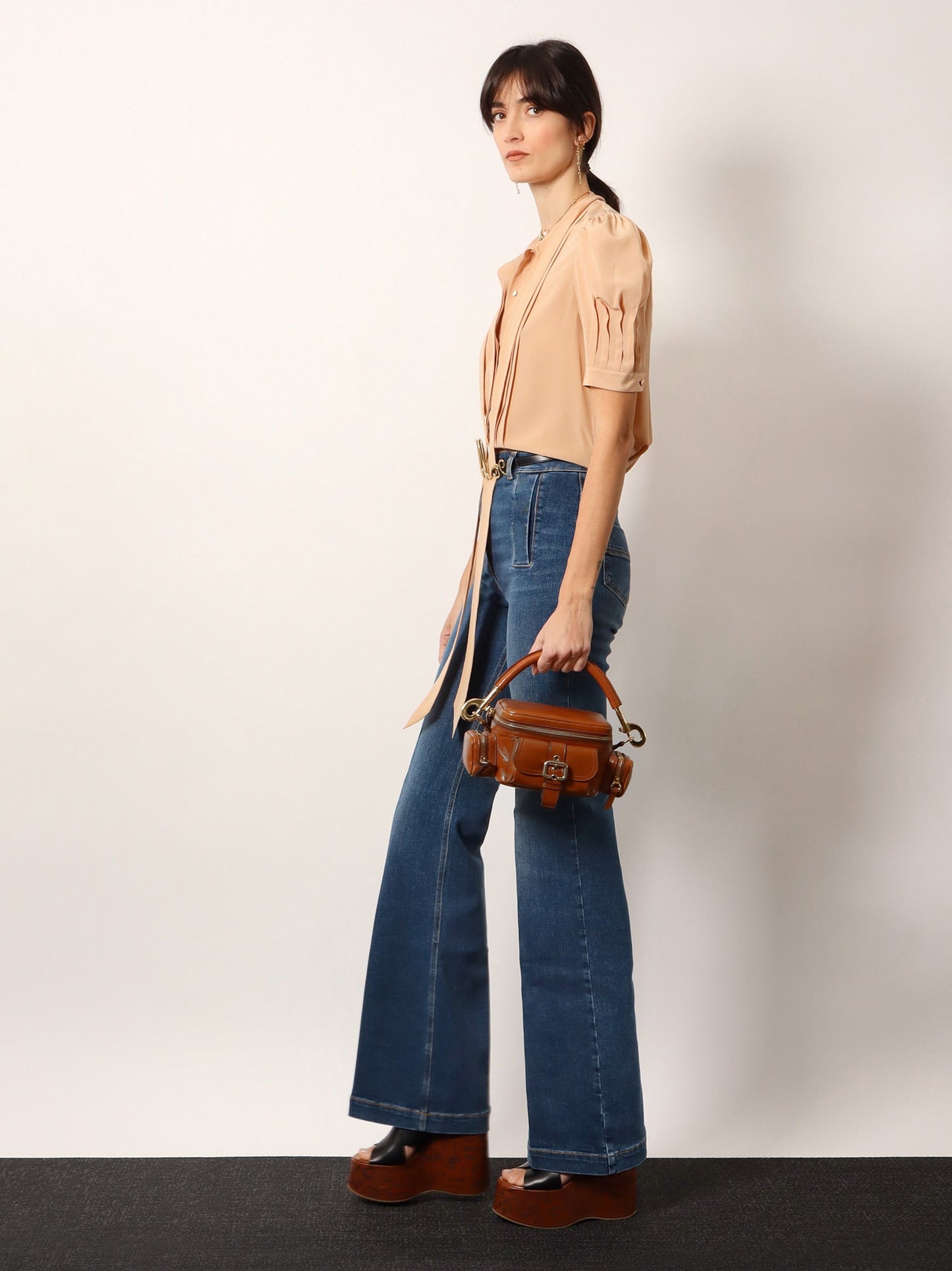 Small double carry leather bag with multipocket detail