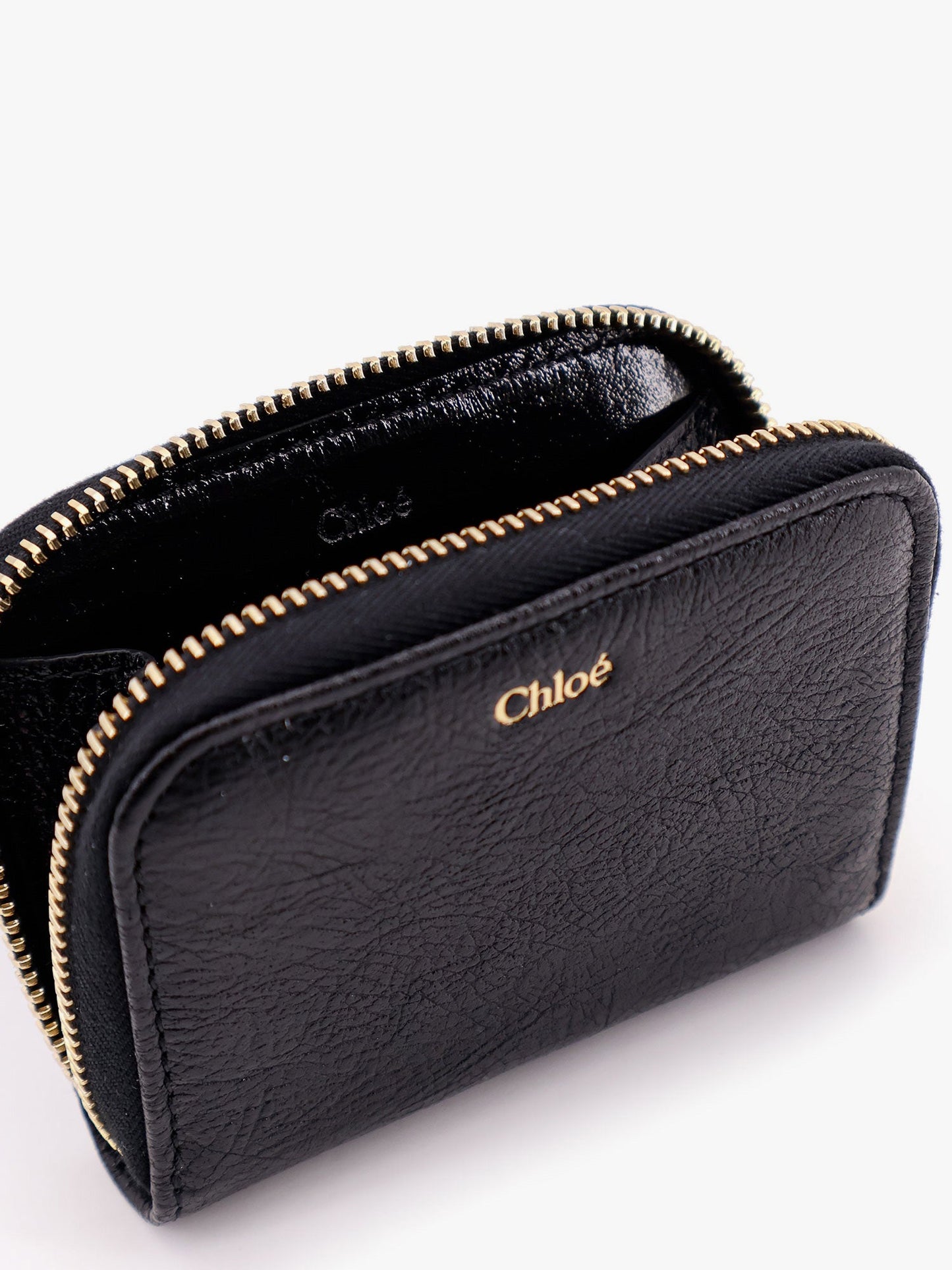 Leather wallet with frontal logo