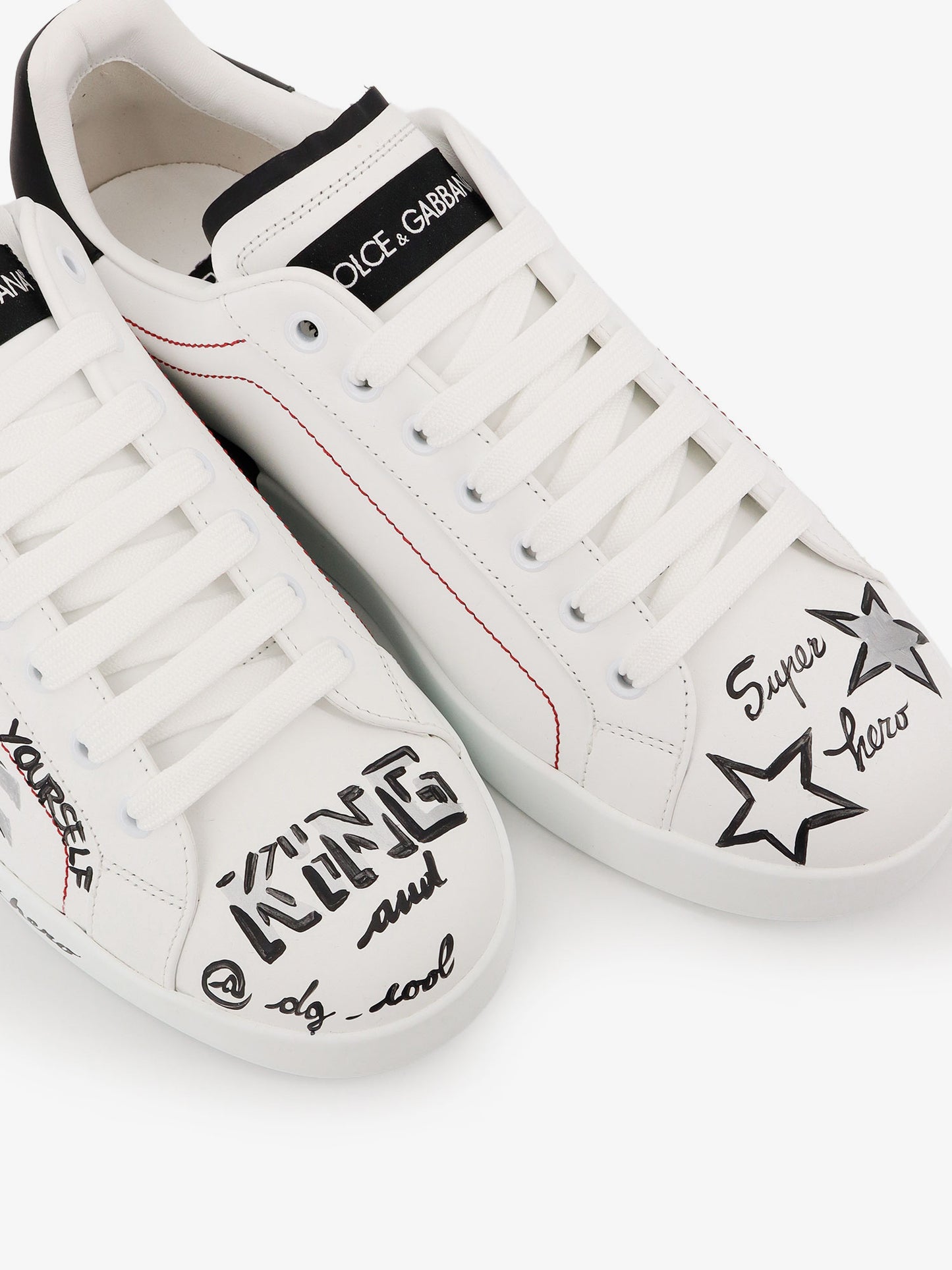 Sneakers in pelle con stampe iconiche