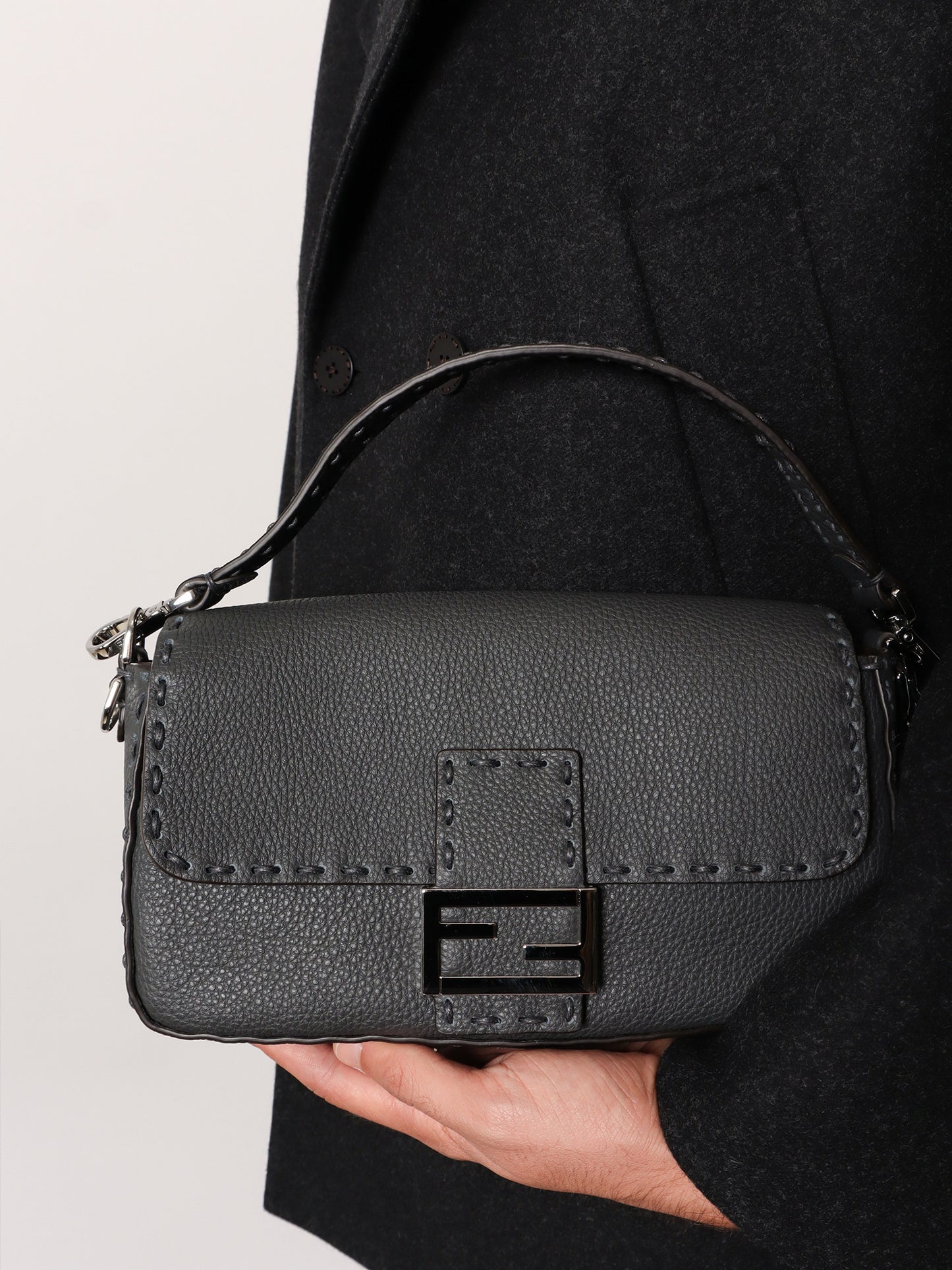 Baguette leather shoulder bag with Selleria stitchings