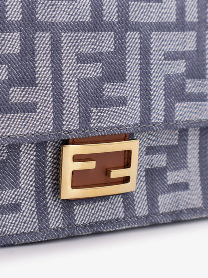 Wallet on chain Baguette shoulder bag thumbnail