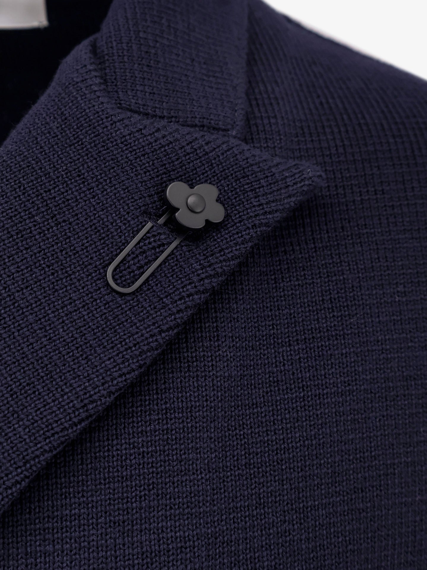 Knitted blazer with iconic brooch