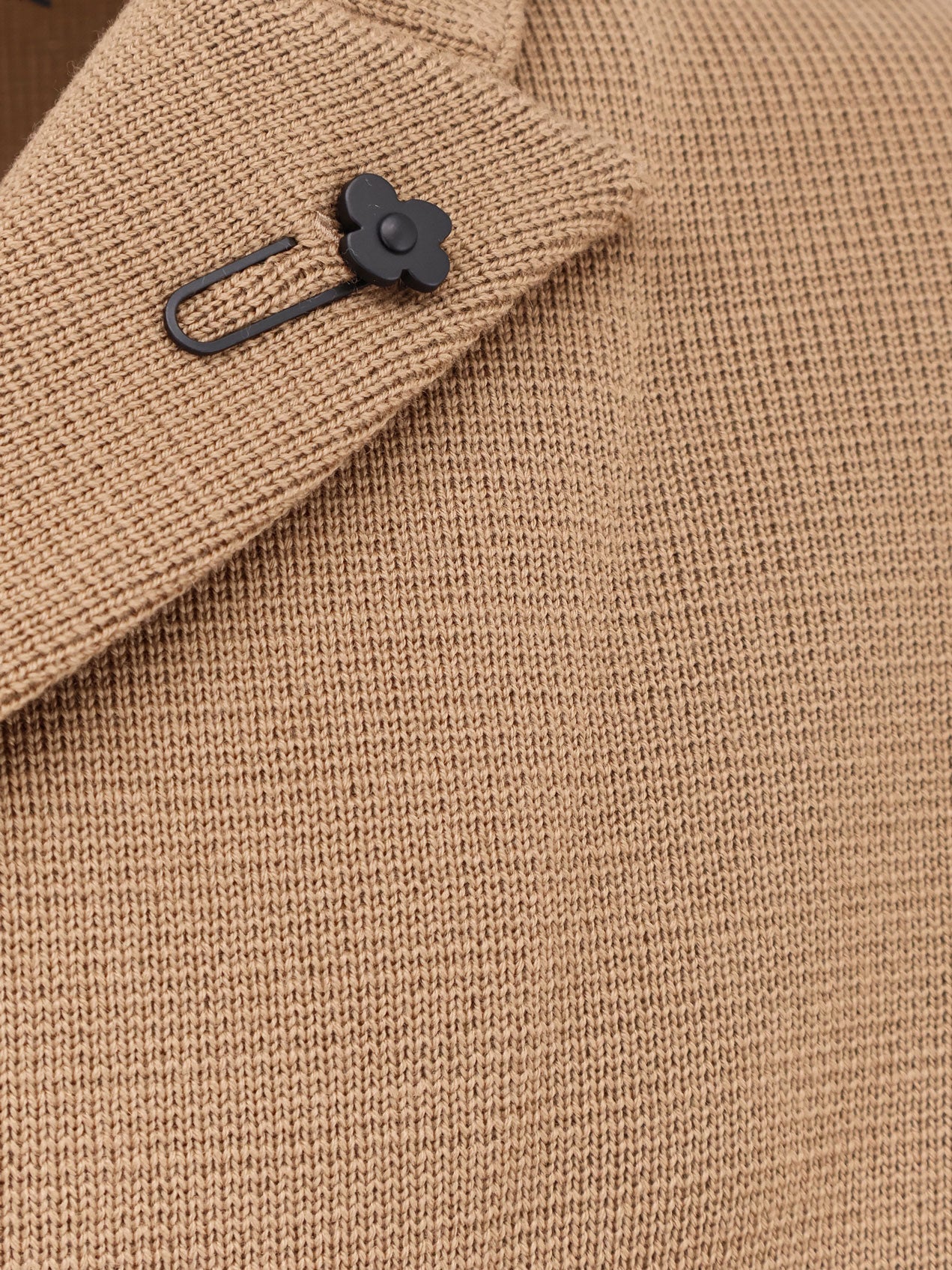 Blazer in maglia con spilla iconica