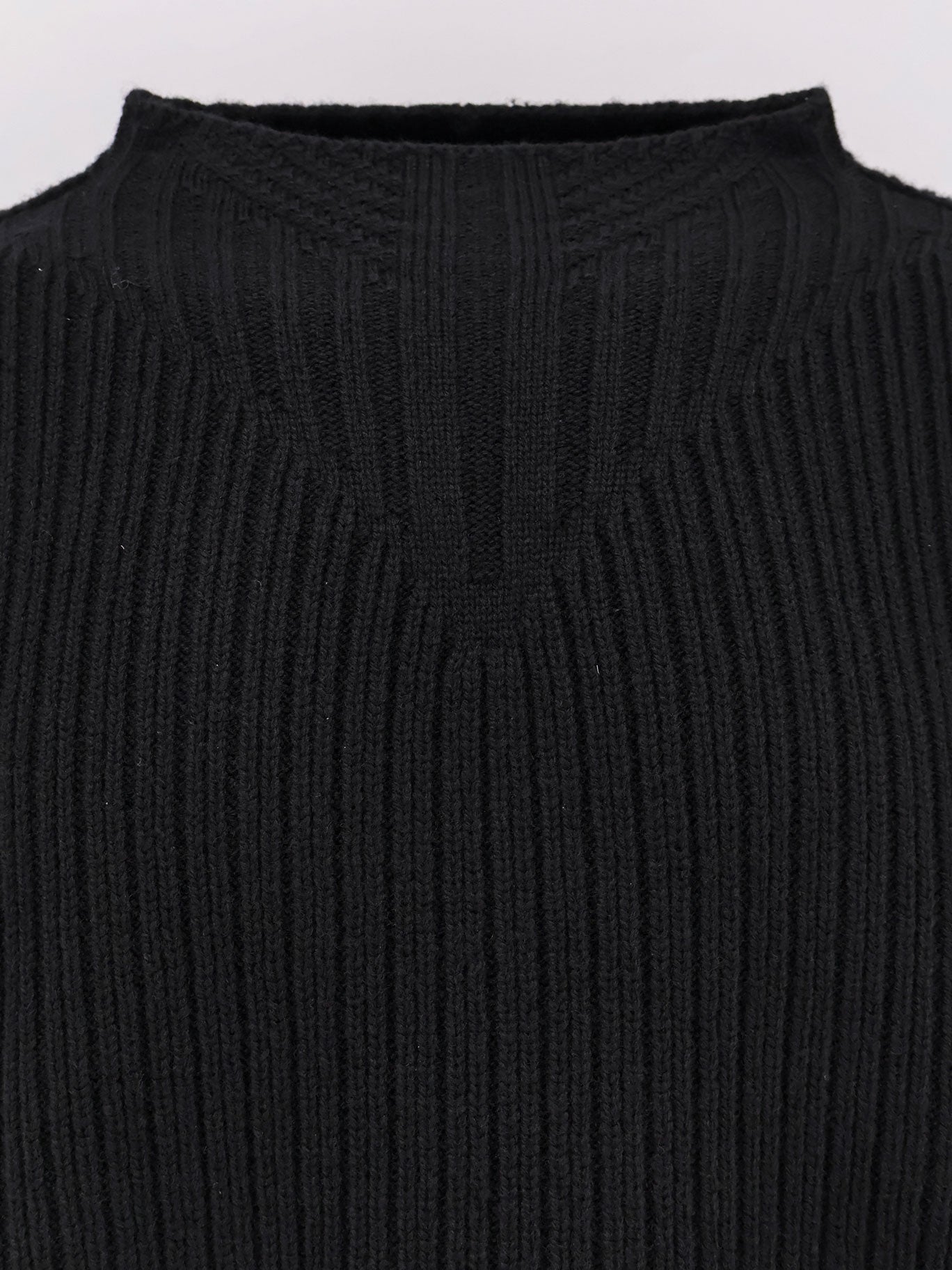 Fisherman Round Neck virgin wool sweater