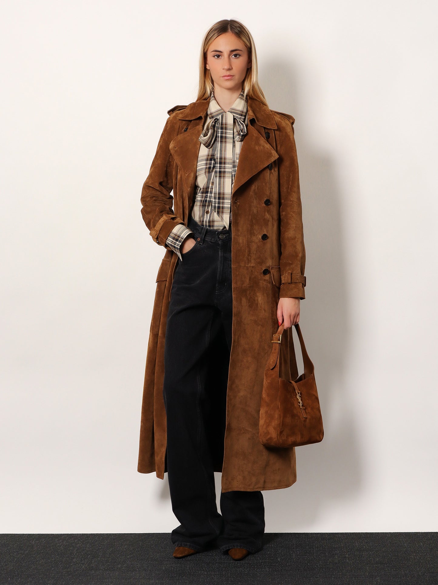 LE 5 À 7 suede shoulder bag