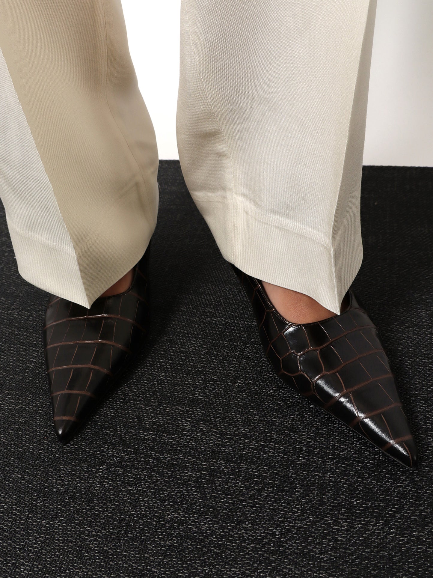 Leather decolleté slingback with croco effect