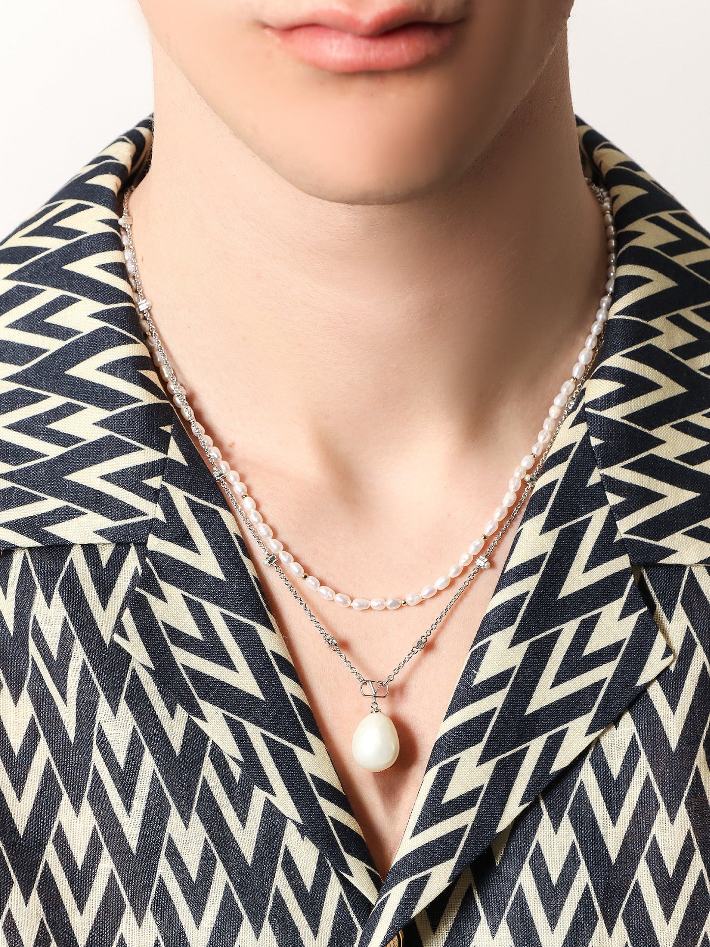 Metal necklace with pearls