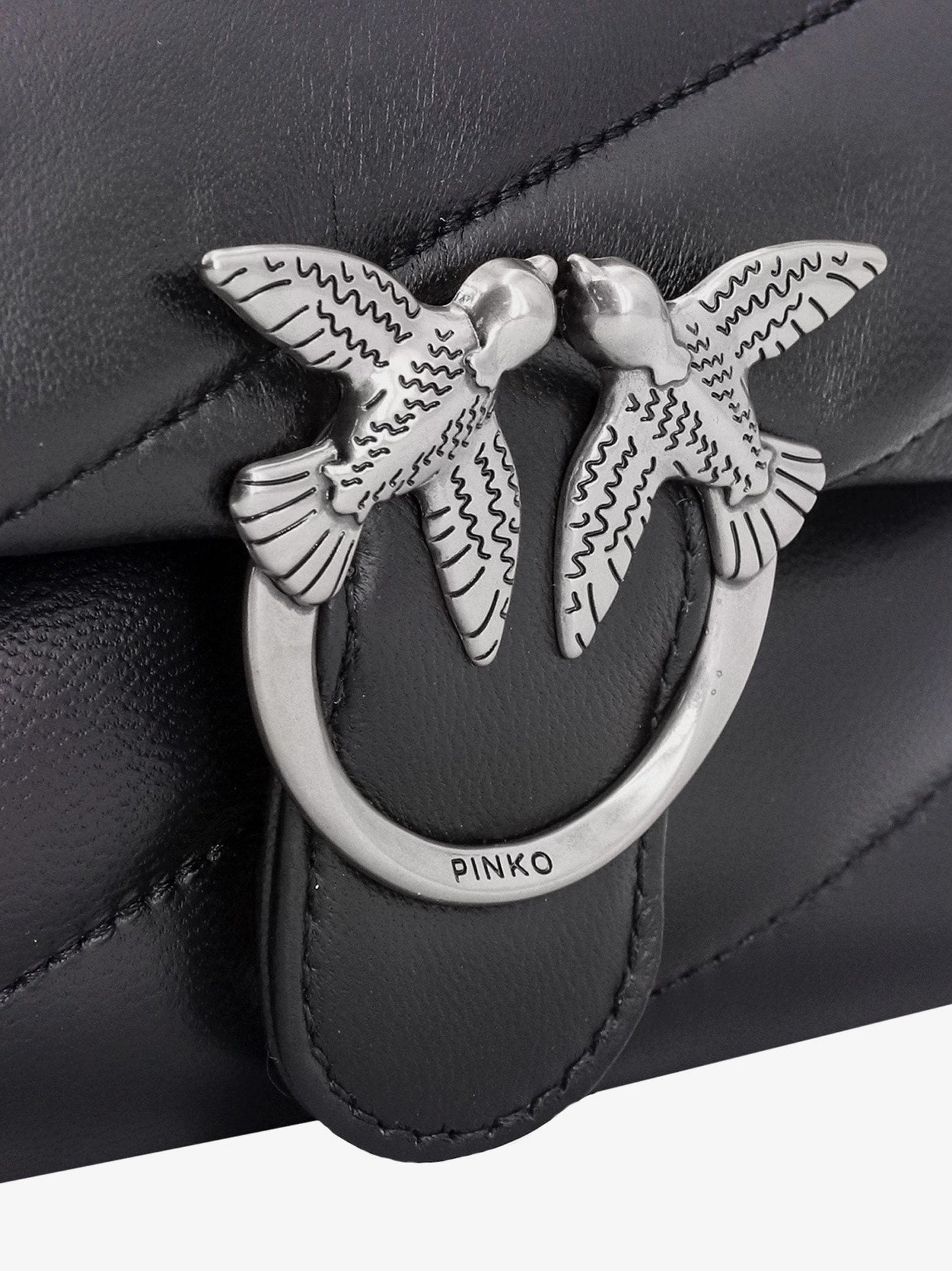 Borsa a tracolla in pelle matelassé con iconica fibbia love birds