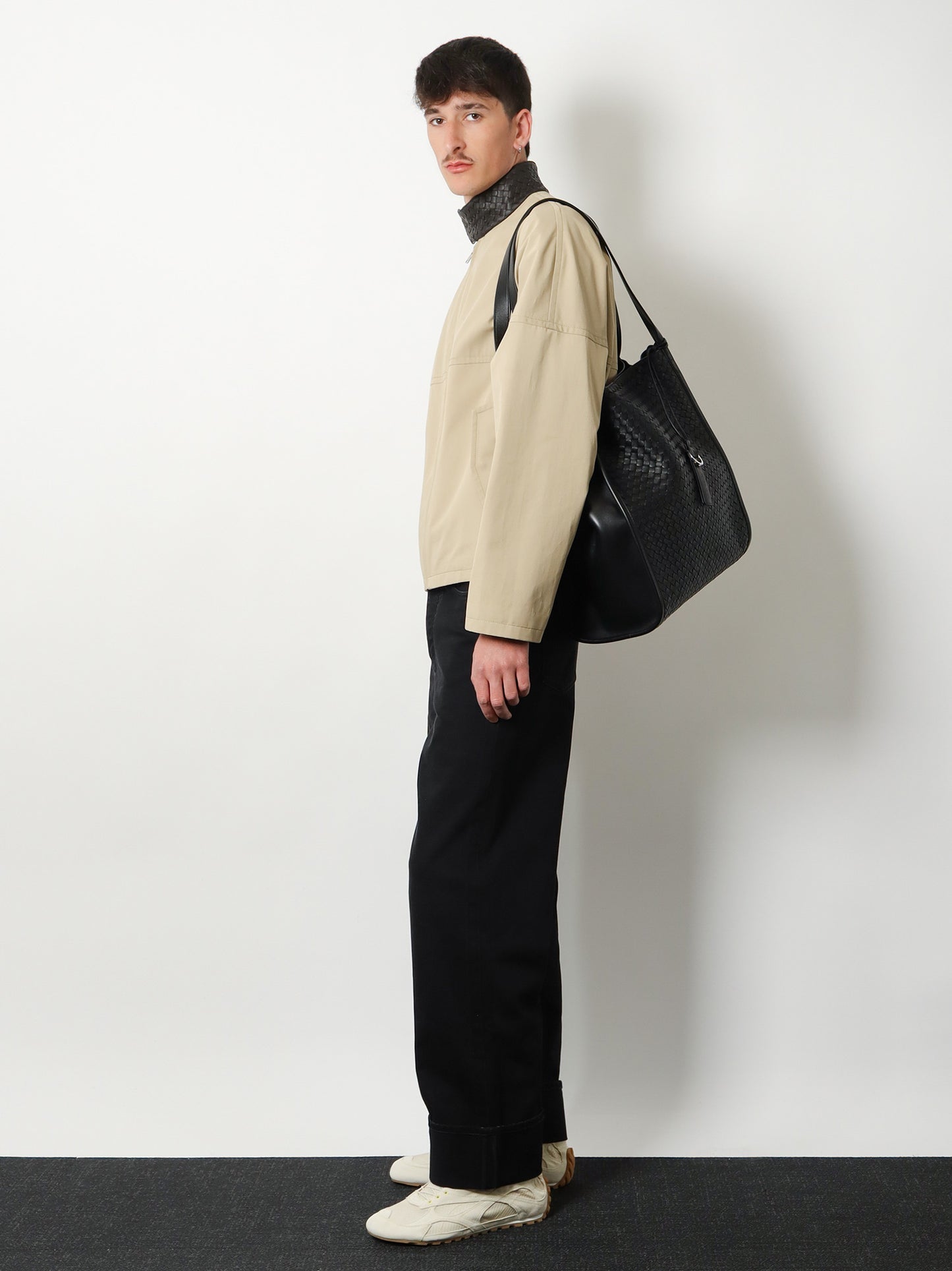 Corriere leather shoulder bag with Intrecciato pattern