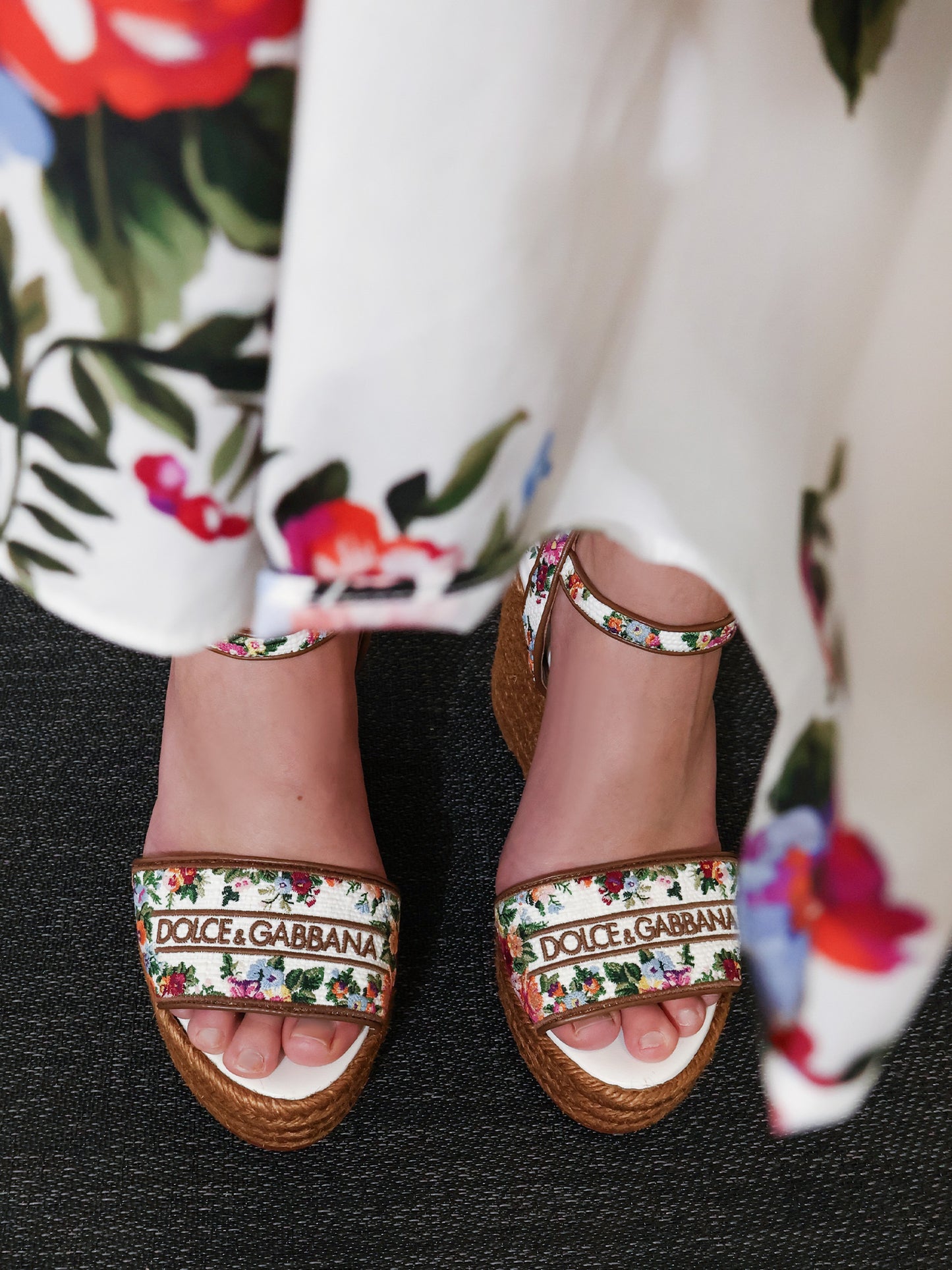 Raffia sandals with floral embroidery