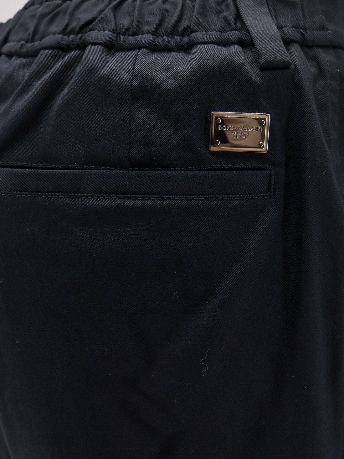 Pantalone cargo in cotone con patch logo in metallo