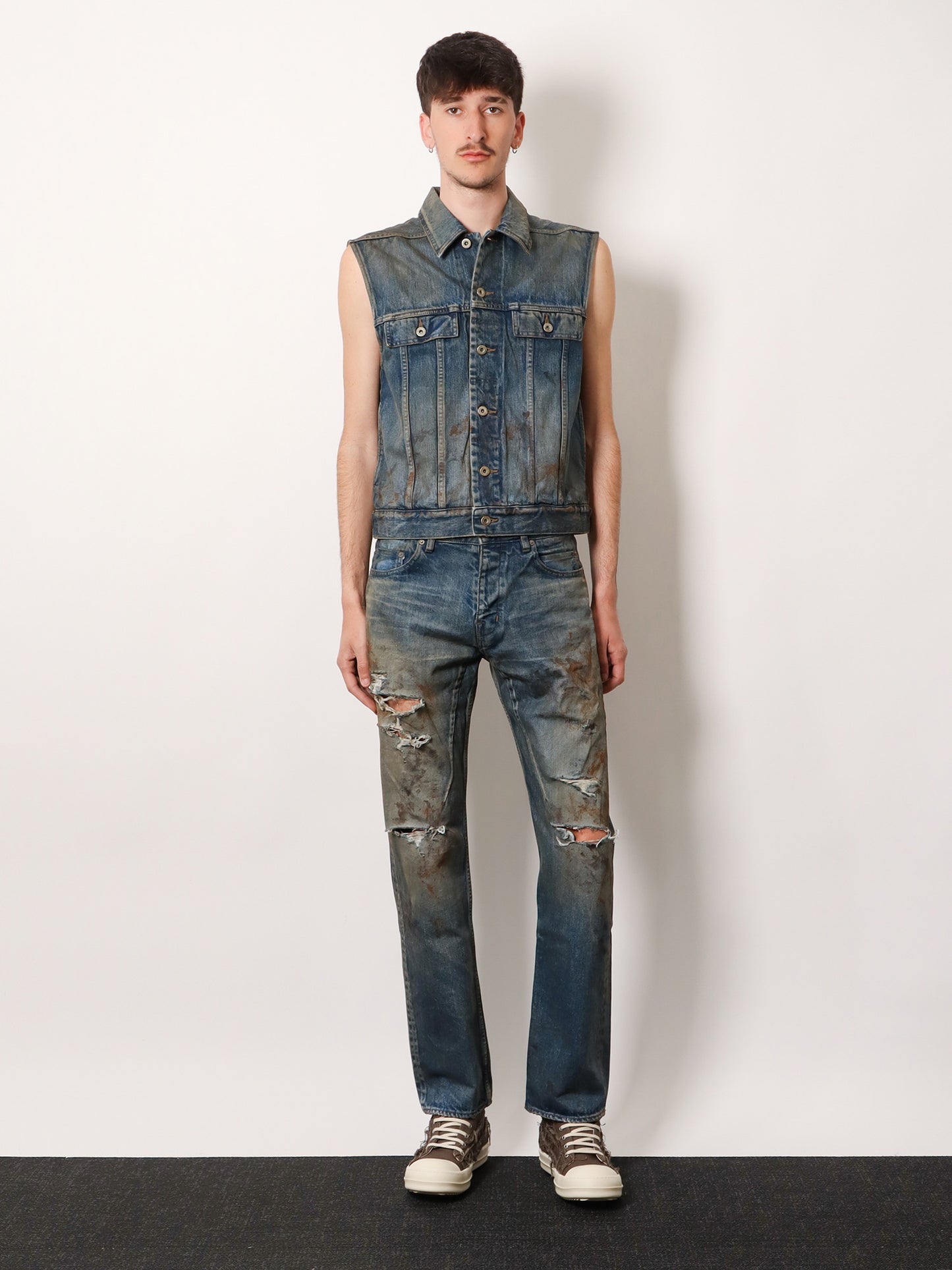 Sleeveless denim jacket