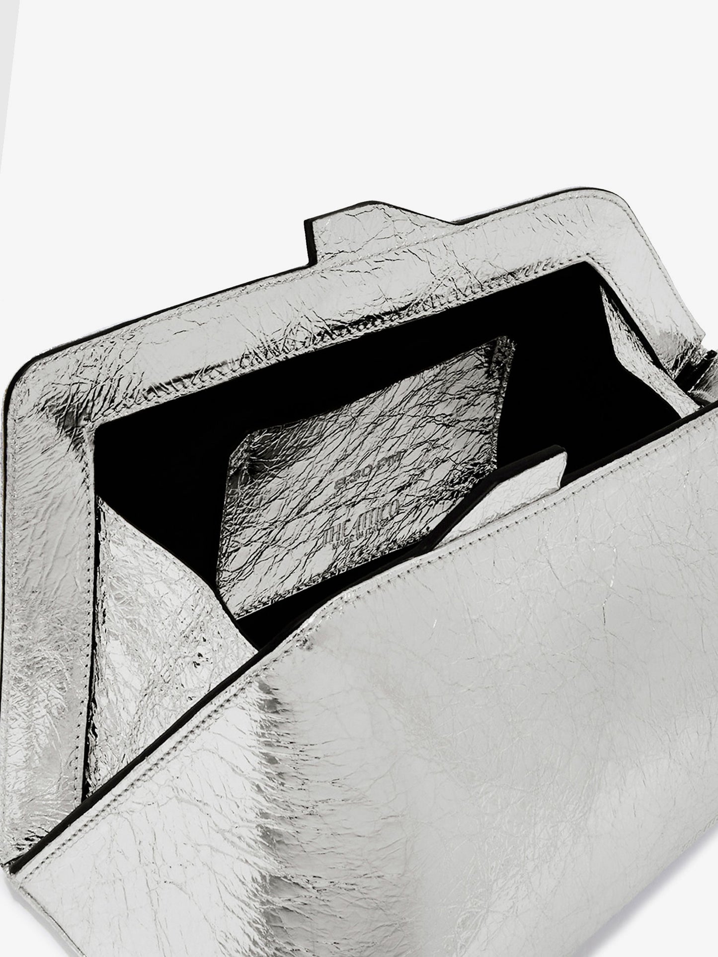 Pochette 8.30 PM in pelle laminata con logo inciso sul fondo