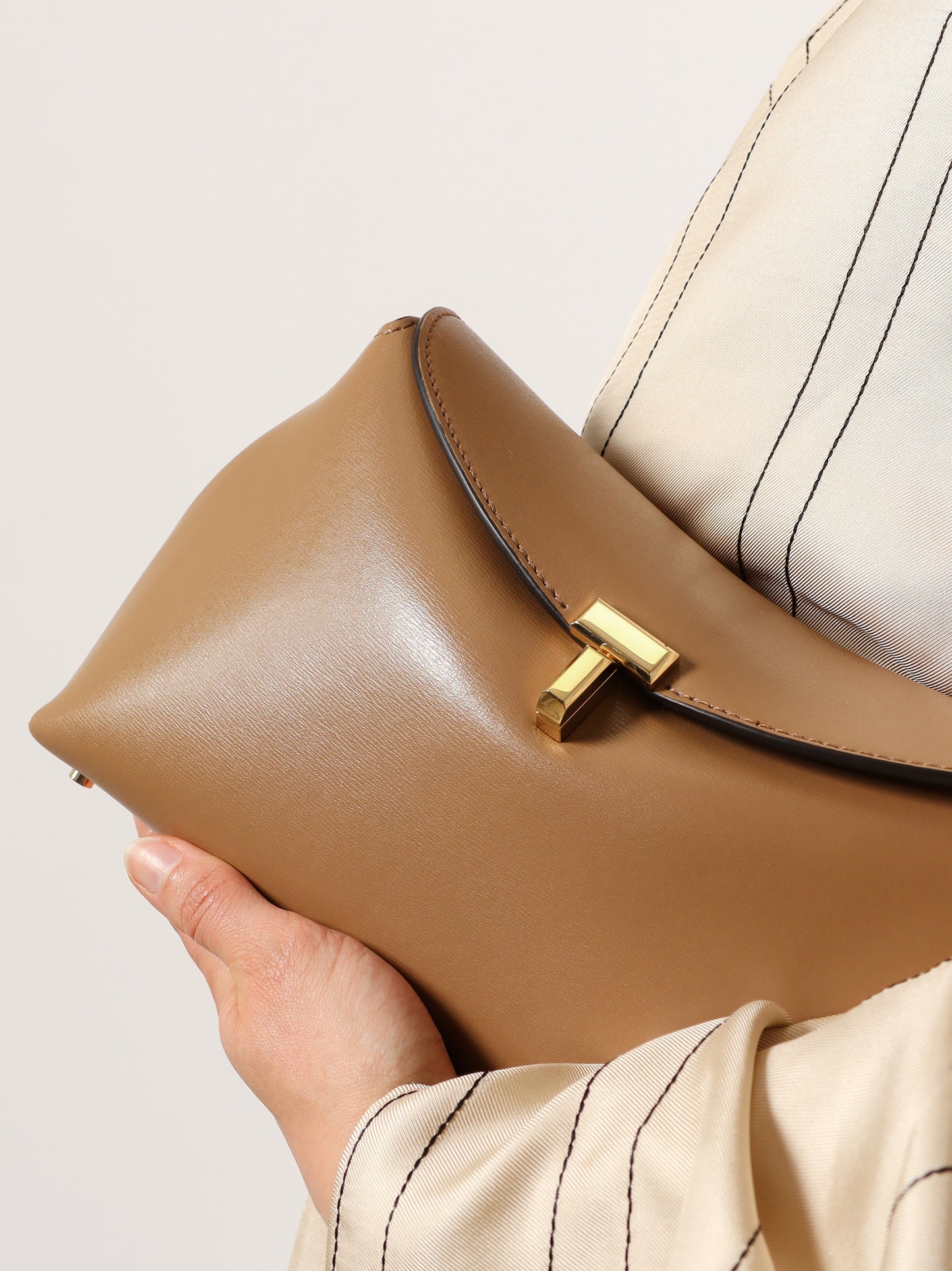 Leather T-Lock crossbody bag