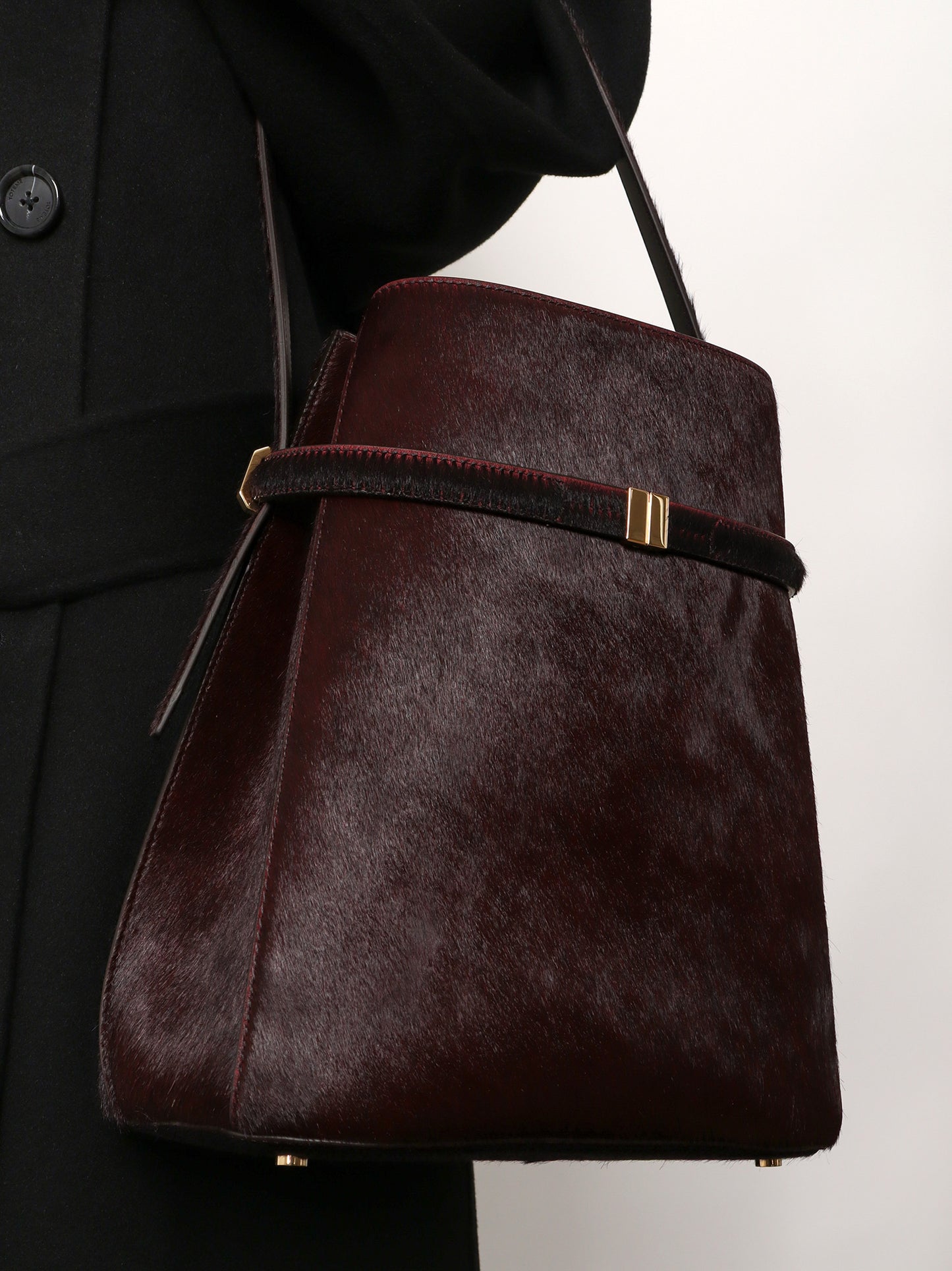 Pony skin shoulder bag with strap on the front