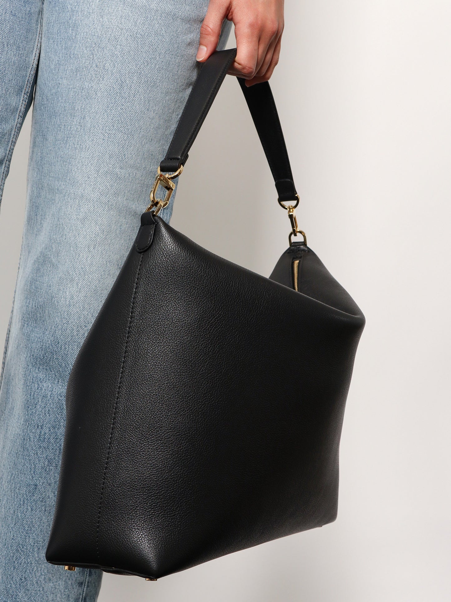 Bevel leather shoulder bag
