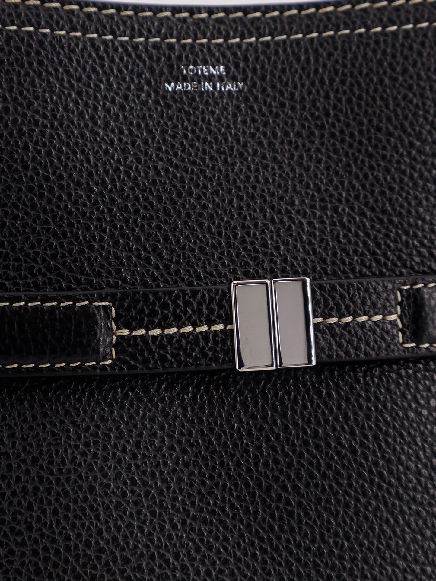 Hammered leather bucket bag with strap on the front